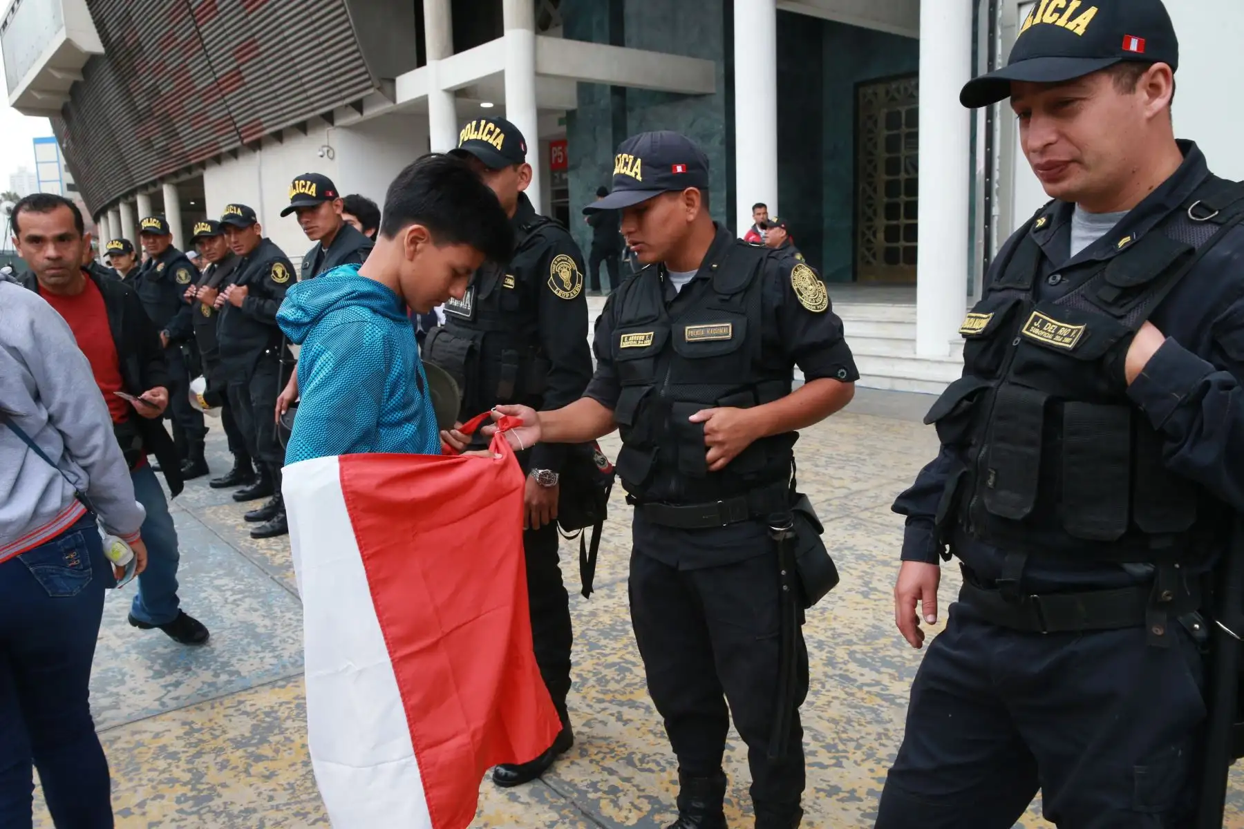 Estrictas medidas de seguridad durante el entrenamiento de la selección peruana, en el Estadio Nacional de Lima. Foto: ANDINA/Norman Córdova.