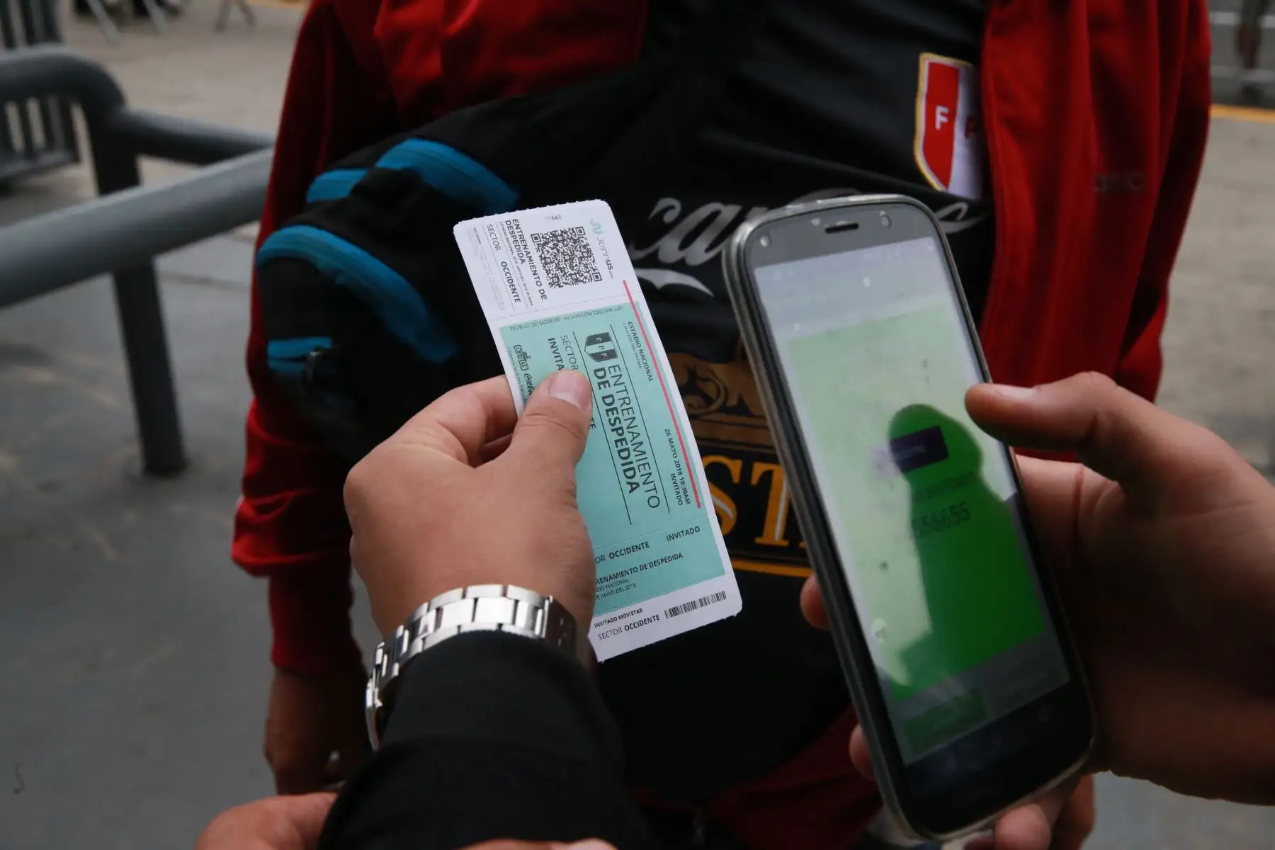 Control minucioso de las entradas para el ingreso al entrenamiento y  despedida a la selección peruana, en el Estadio Nacional de Lima. Foto: ANDINA/Norman Córdova.