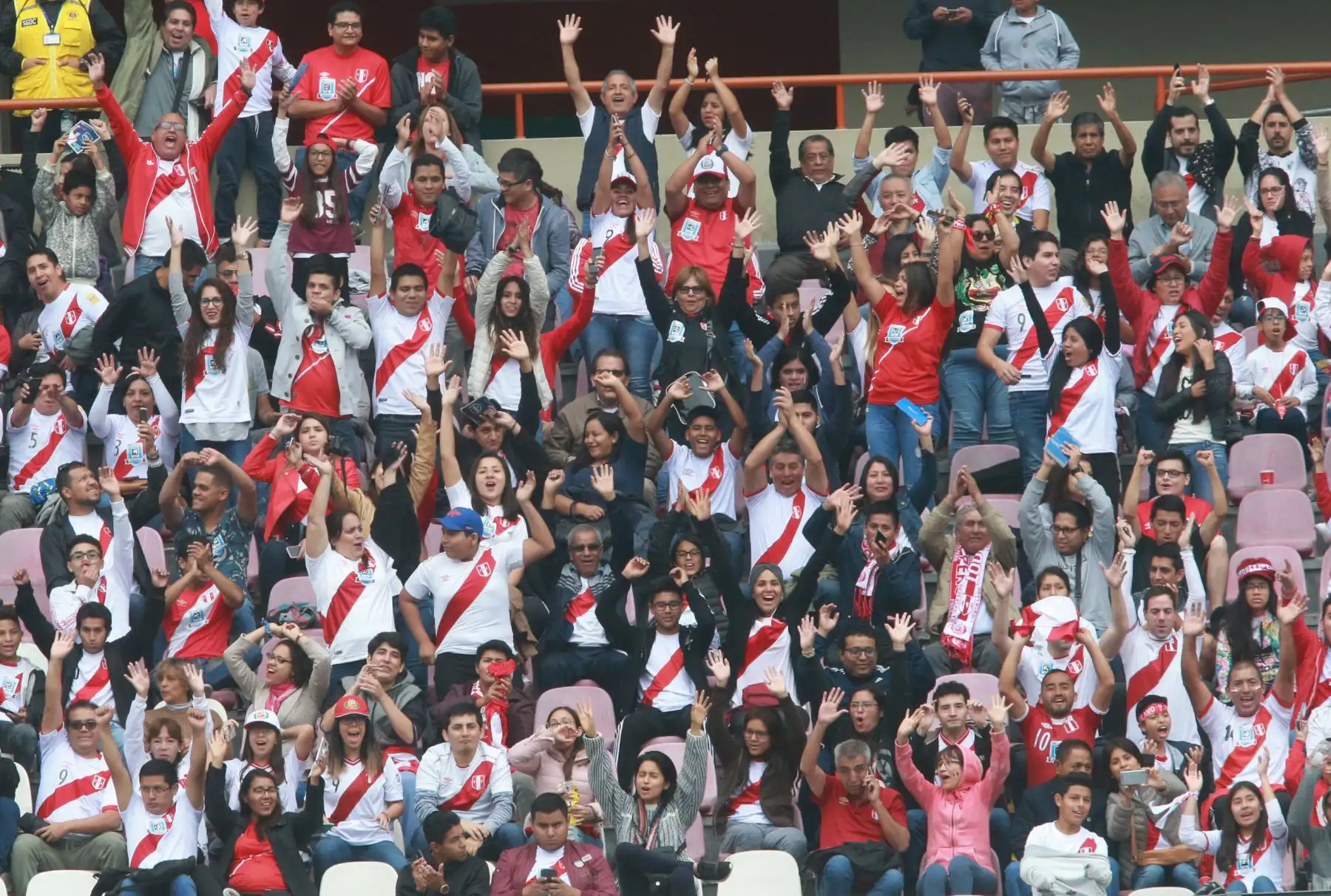 La selección peruana realizó su entrenamiento de despedida con la presencia de miles de hinchas, en el Estadio Nacional de Lima. Foto: ANDINA/Norman Córdova.
