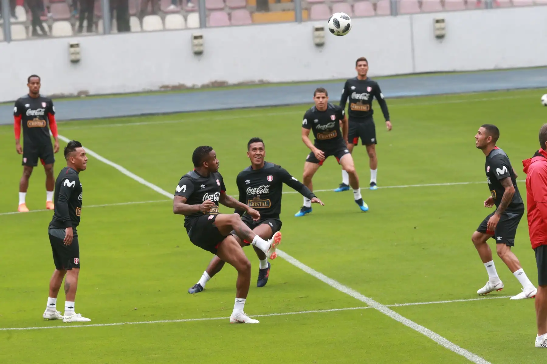 La selección peruana realizó su entrenamiento de despedida con la presencia de miles de hinchas, en el Estadio Nacional de Lima. Foto: ANDINA/Norman Córdova.