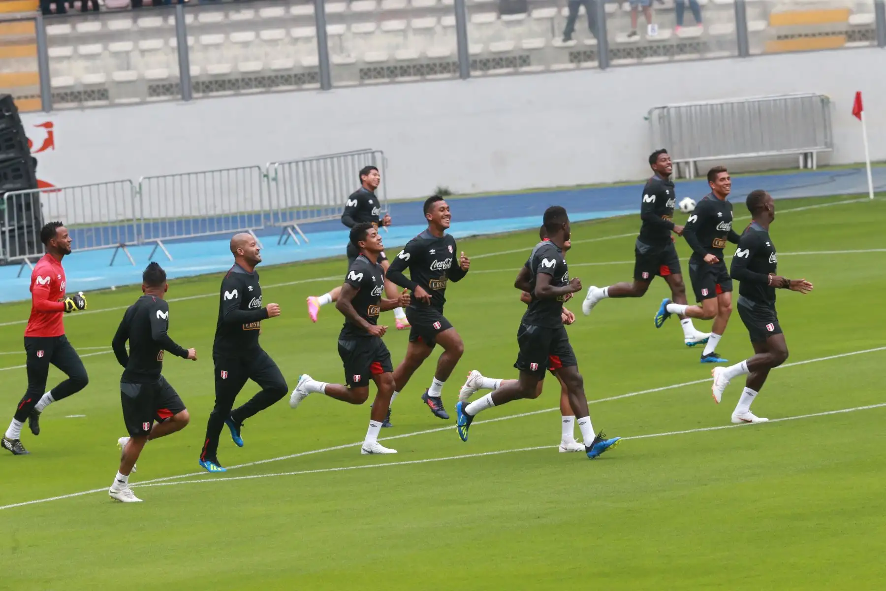 La selección peruana realizó su entrenamiento de despedida con la presencia de miles de hinchas, en el Estadio Nacional de Lima. Foto: ANDINA/Norman Córdova.