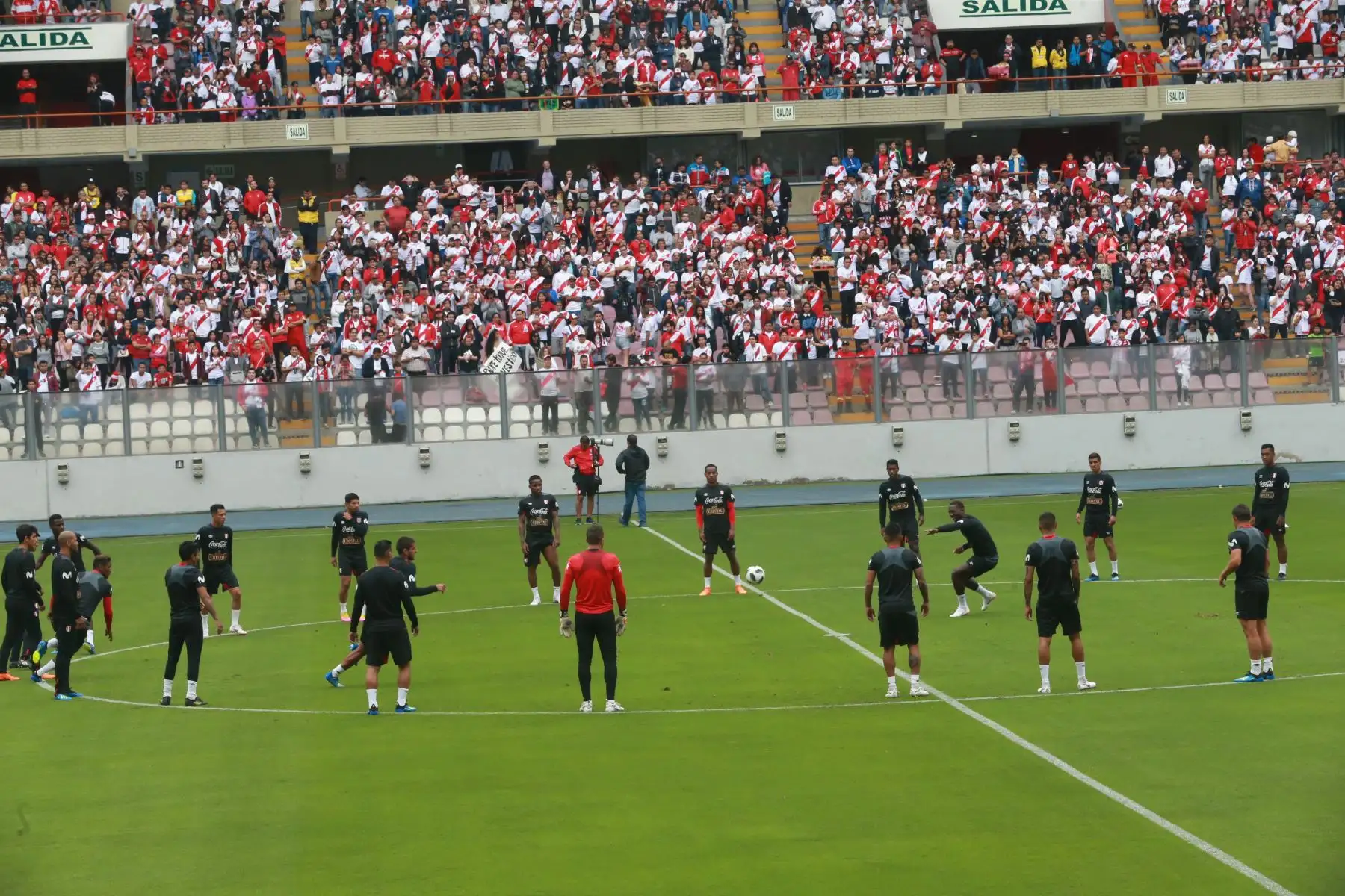 La selección peruana realizó su entrenamiento de despedida con la presencia de miles de hinchas, en el Estadio Nacional de Lima. Foto: ANDINA/Norman Córdova.