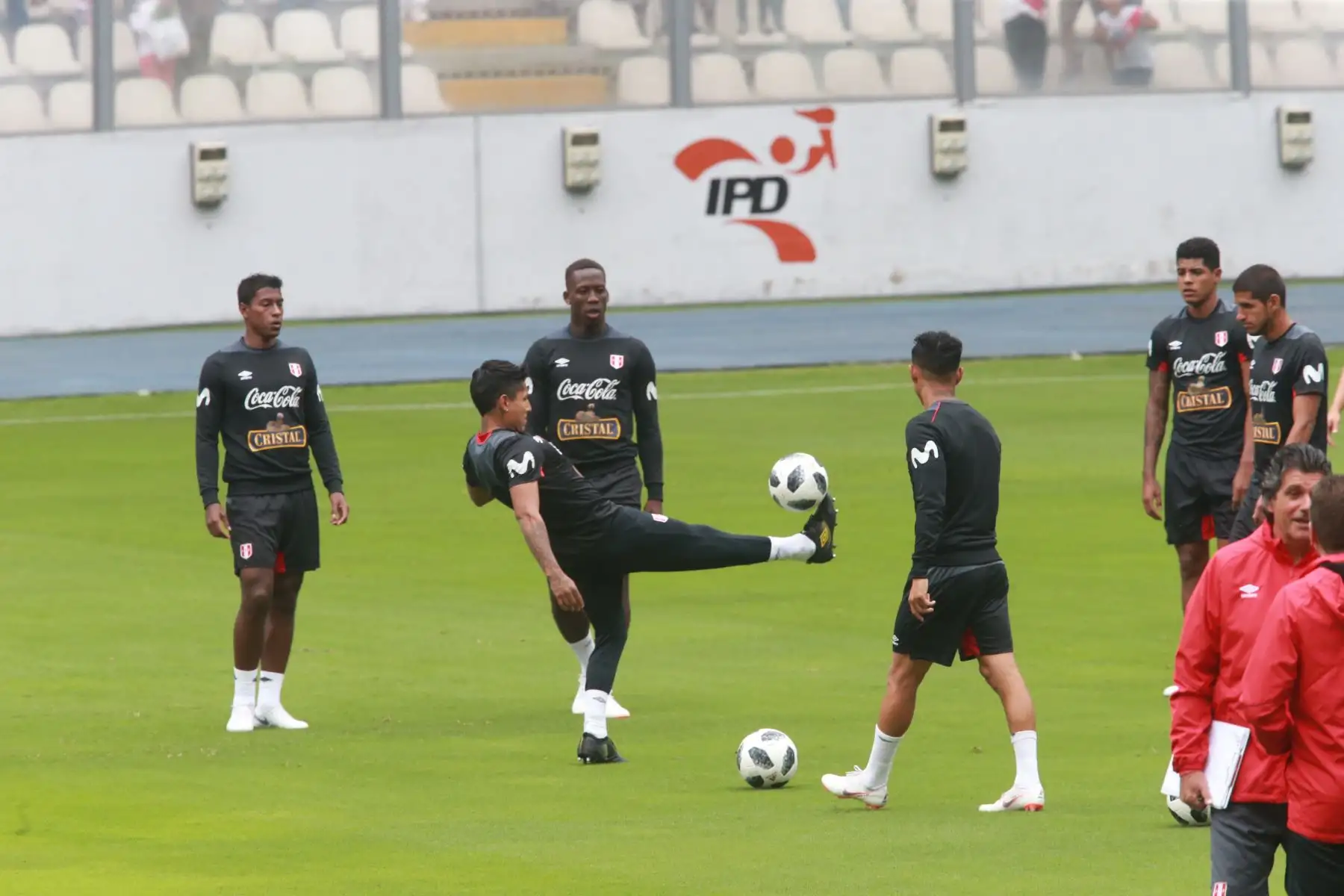 La selección peruana realizó su entrenamiento de despedida con la presencia de miles de hinchas, en el Estadio Nacional de Lima. Foto: ANDINA/Norman Córdova.