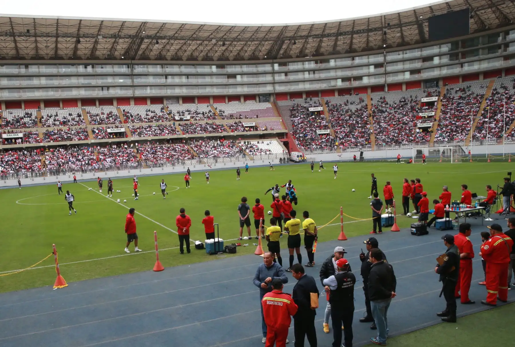 La selección peruana realizó su entrenamiento de despedida con la presencia de miles de hinchas, en el Estadio Nacional de Lima. Foto: ANDINA/Norman Córdova.