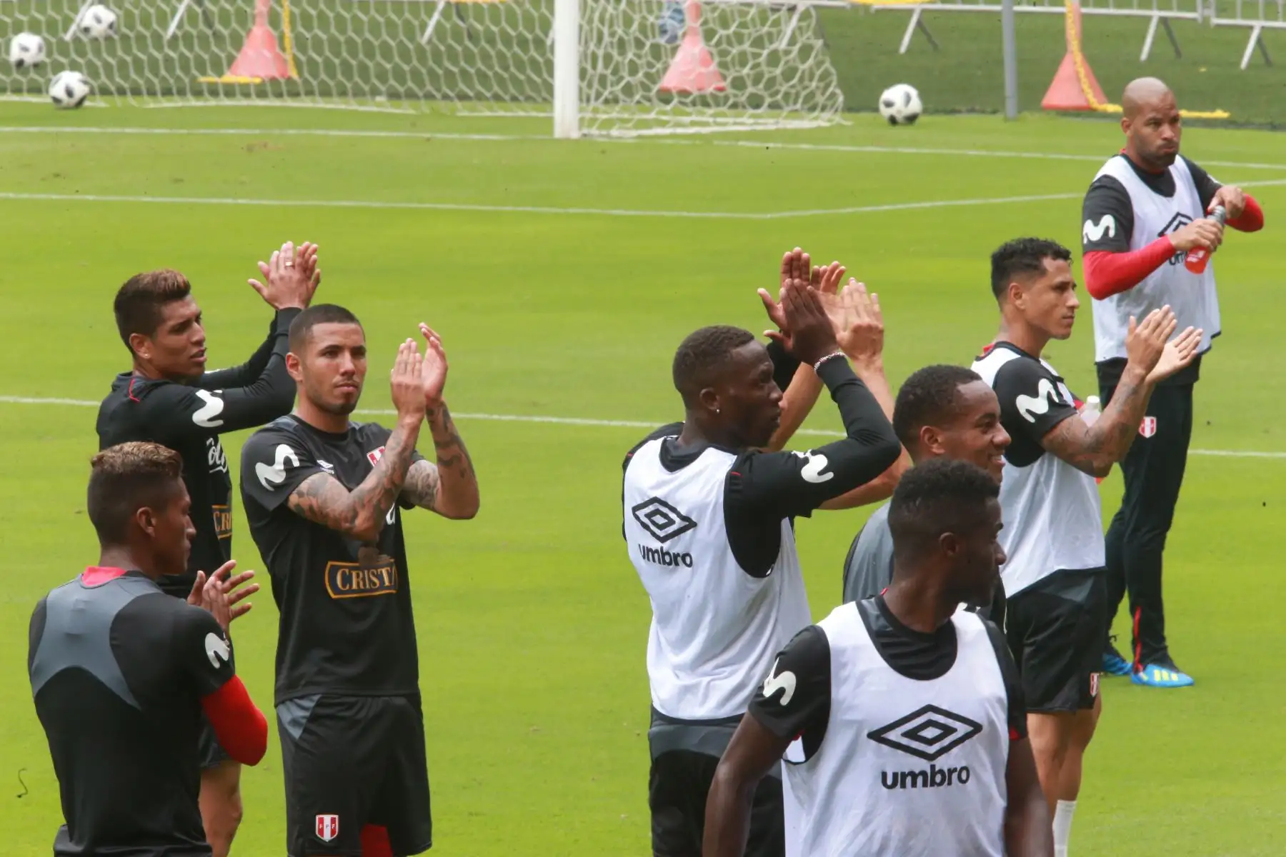 Jugadores de la selección peruana saludan a los hinchas al término del entrenamiento, en el Estadio Nacional de Lima. Foto: ANDINA/Norman Córdova.