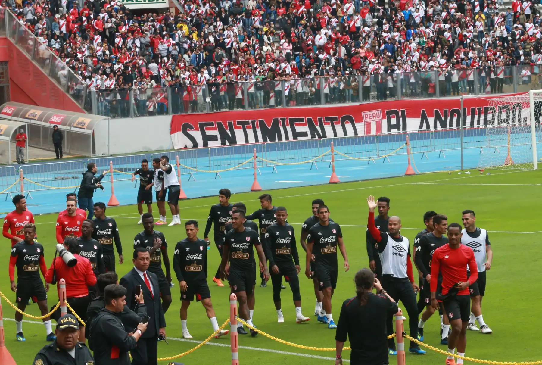 Jugadores de la selección peruana saludan a los hinchas, al término del entrenamiento en el Estadio Nacional de Lima. Foto: ANDINA/Norman Córdova.
