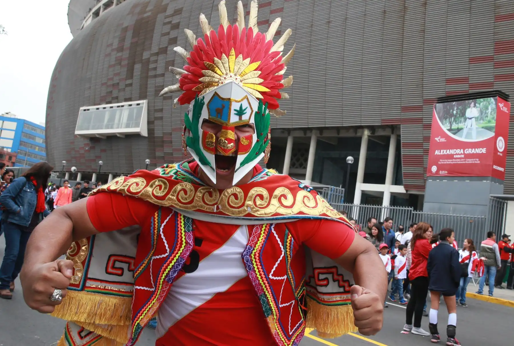 Hinchas de la selección peruana durante el entrenamiento, en el Estadio Nacional de Lima. Foto: ANDINA/Norman Córdova.