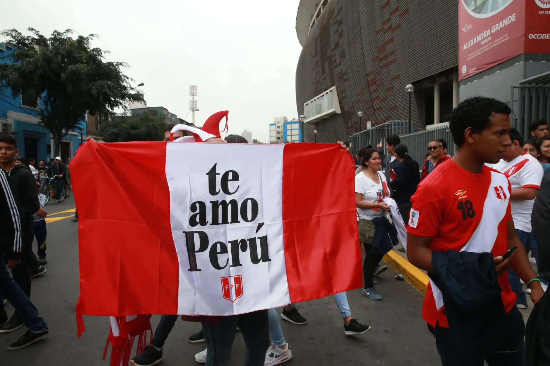 La selección peruana realizó su entrenamiento de despedida con la presencia de miles de hinchas, en el Estadio Nacional de Lima. Foto: ANDINA/Norman Córdova.