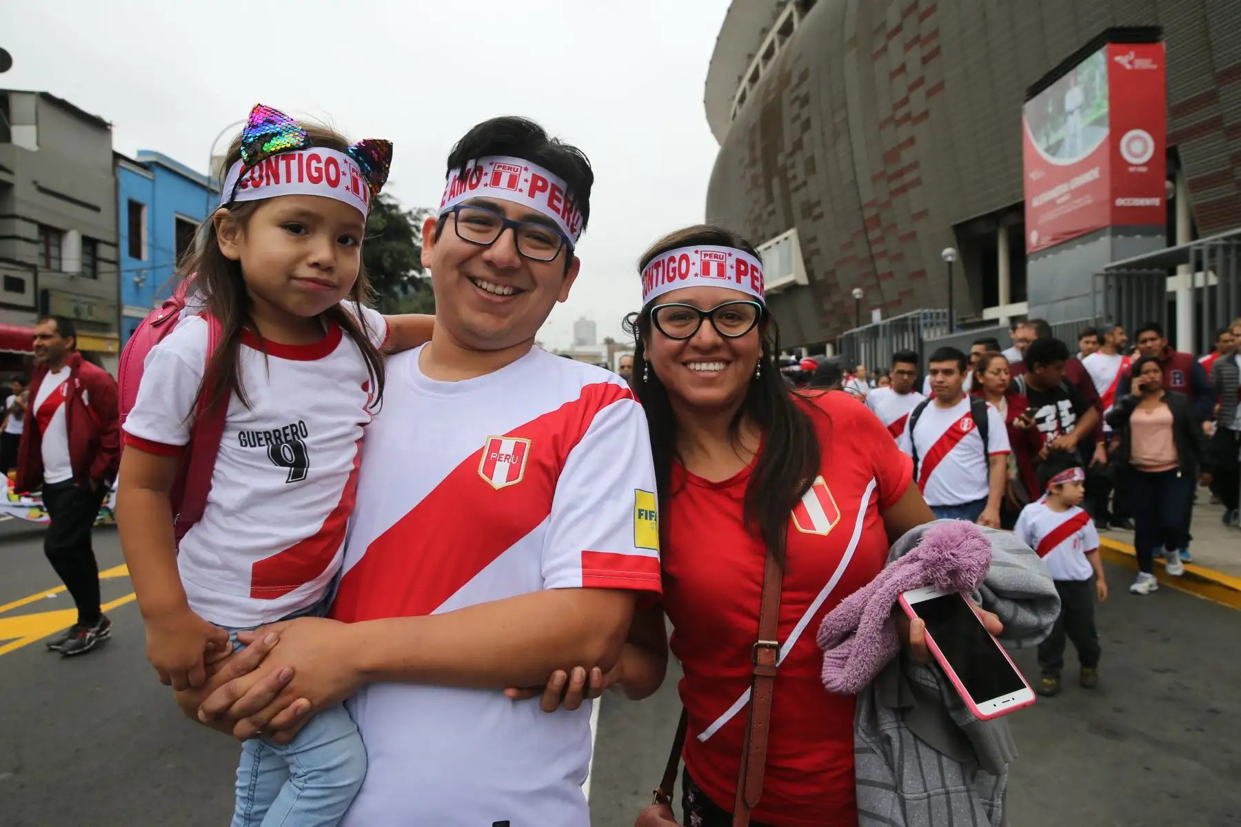 Hinchas de la selección peruana durante el entrenamiento, en el Estadio Nacional de Lima. Foto: ANDINA/Norman Córdova.