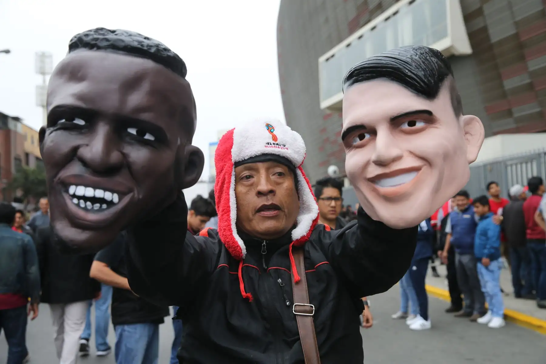 Hinchas de la selección peruana portan máscaras de Guerrero y Farfán durante el entrenamiento, en el Estadio Nacional de Lima. Foto: ANDINA/Norman Córdova.