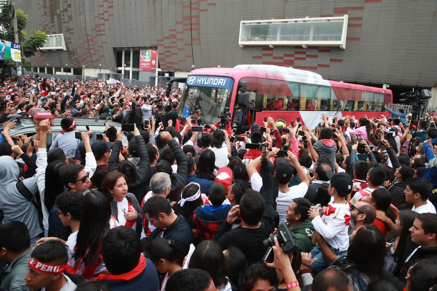 Partida de la selección peruana  con la presencia de miles de hinchas, en el Estadio Nacional de Lima. Foto: ANDINA/Norman Córdova.