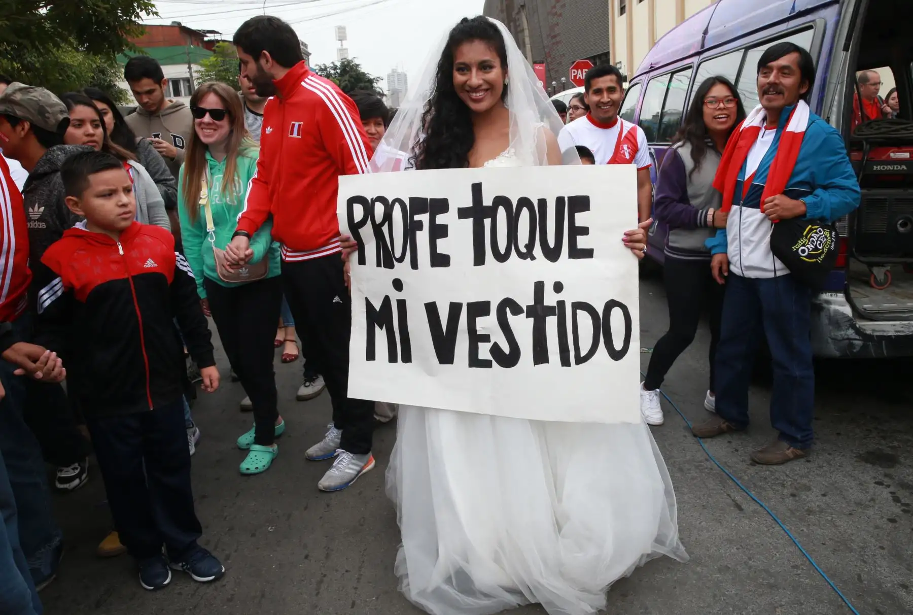 Hincha vestida de novia durante el entrenamiento de la selección, en el Estadio Nacional de Lima. Foto: ANDINA/Norman Córdova.
