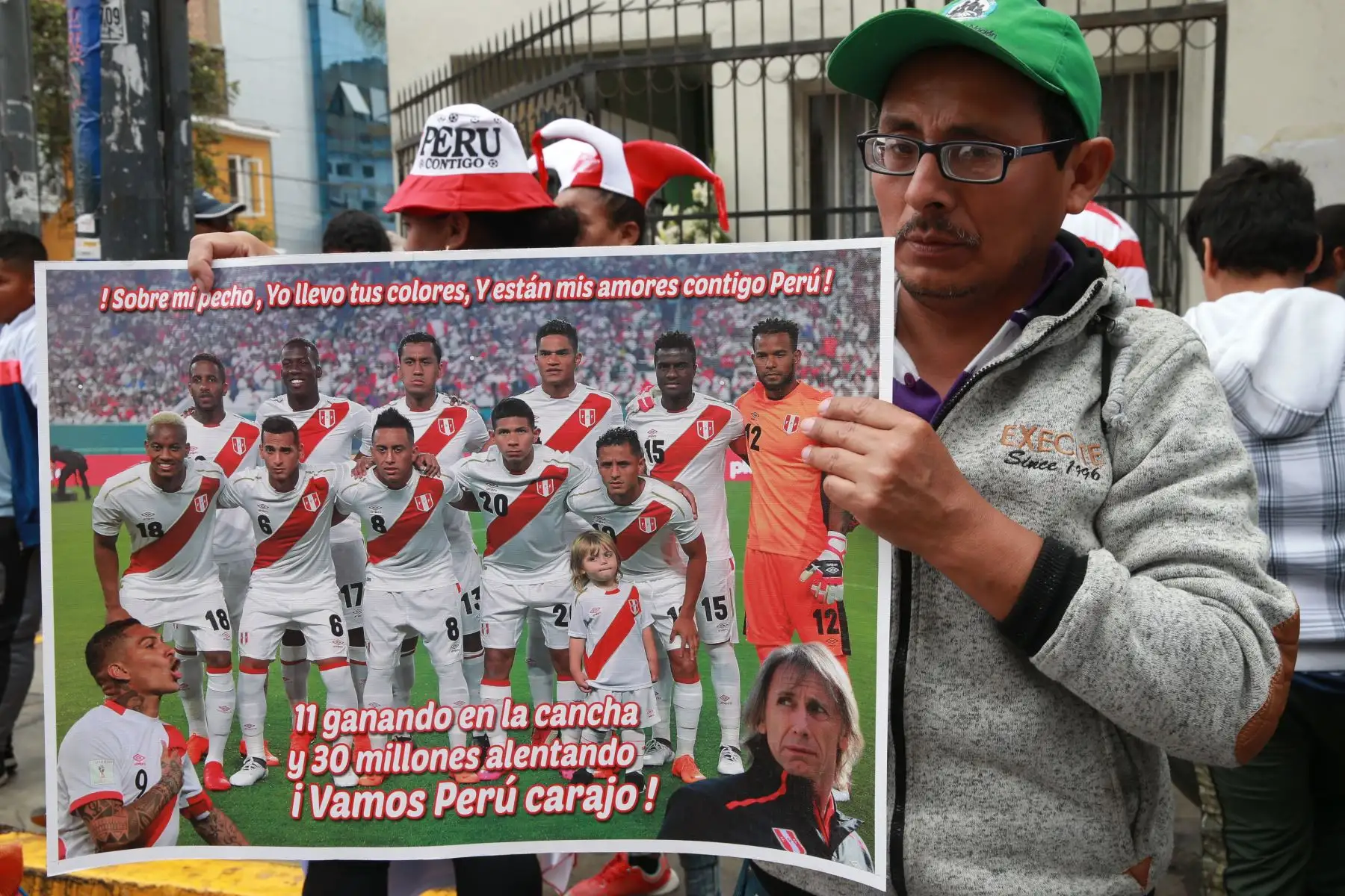 Hinchas de la selección peruana durante el entrenamiento, en el Estadio Nacional de Lima. Foto: ANDINA/Norman Córdova.
