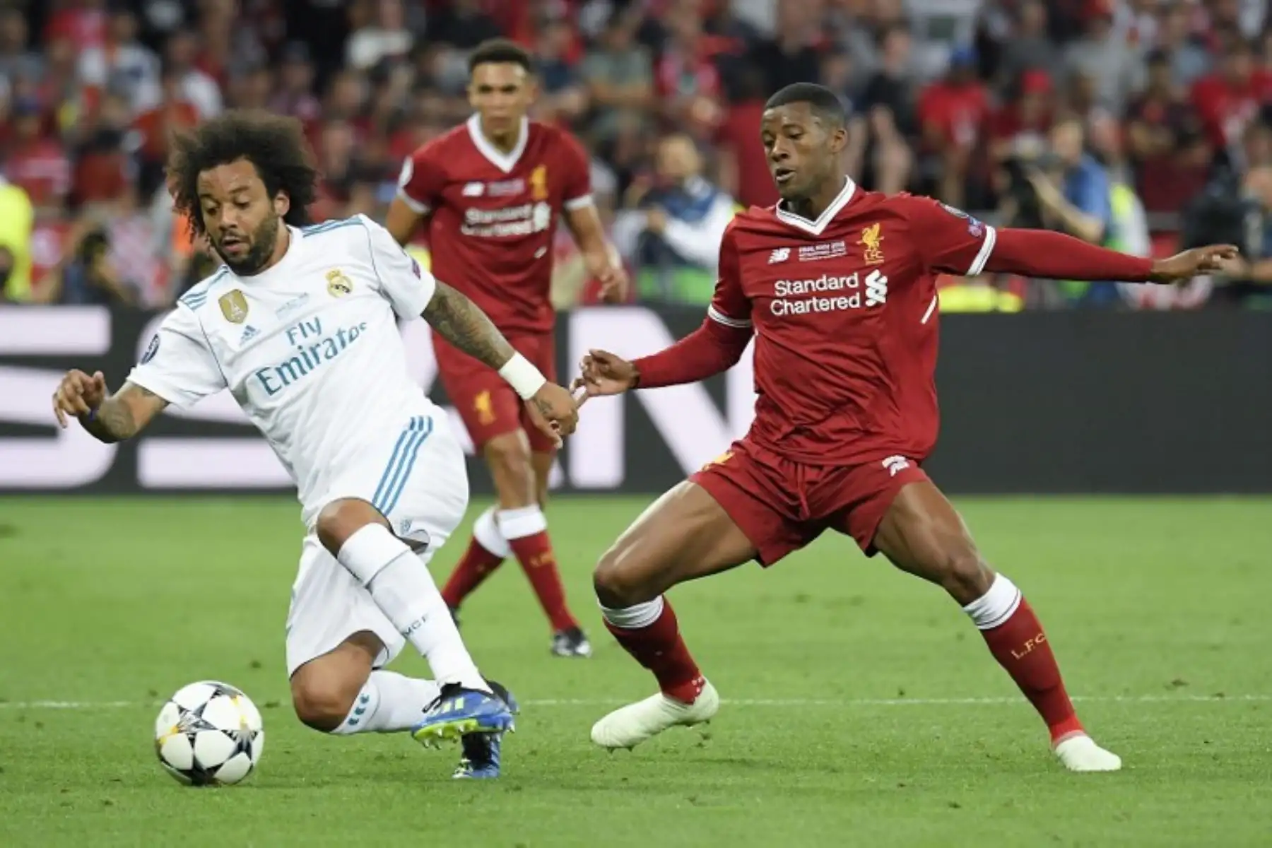 El defensor brasileño del Real Madrid Marcelo compite con el centrocampista holandés del Liverpool Georginio Wijnaldum ,durante el partido de fútbol final de la UEFA Champions League Foto:AFP