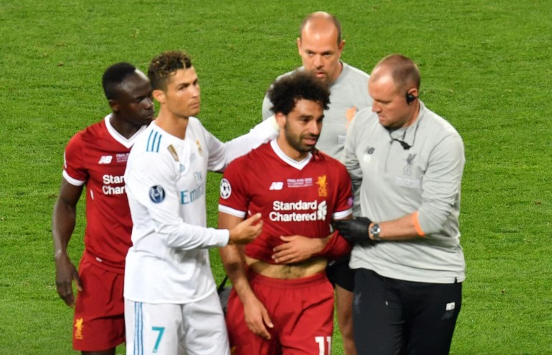 El alero egipcio del Liverpool Mohamed Salah es consolado por los miembros del equipo y por  Cristiano Ronaldo, cuando abandona el campo después de la lesión durante el partido final de la UEFA Champions League.Foto:AFP