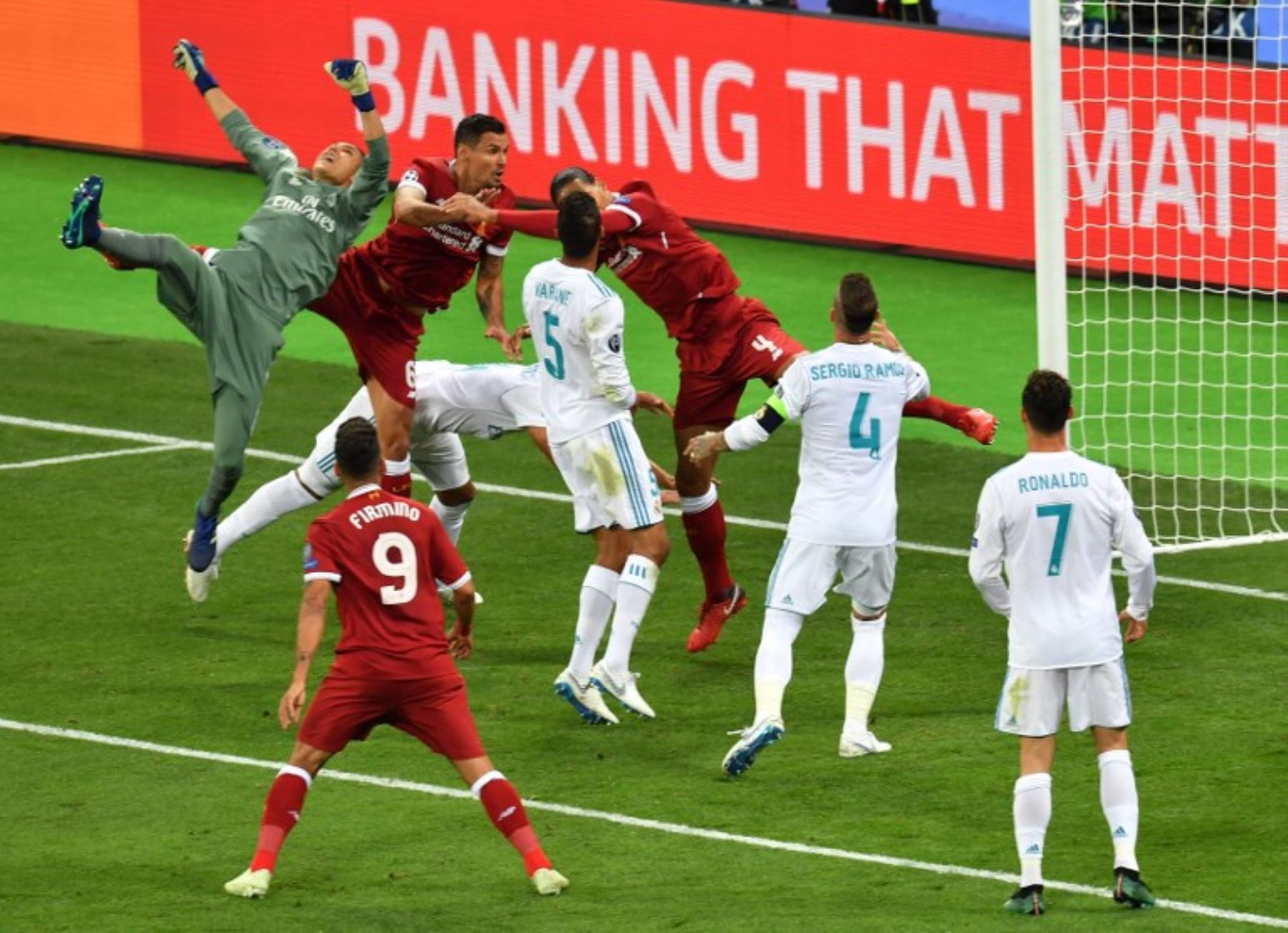 Jugadores de Liverpool y Madrid compiten por el balón durante el partido final de la UEFA Champions League entre el Liverpool y el Real Madrid en el Estadio Olímpico de Kiev.Foto:AFP