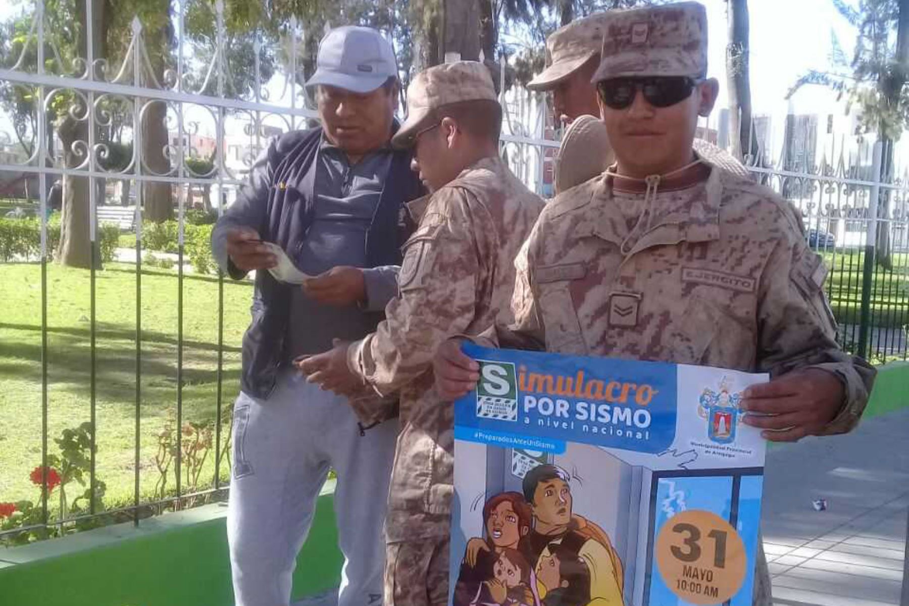 Un contingente de soldados del cuartel Mariano Bustamante de Arequipa participan desde hoy en la distribución de cartillas de seguridad y acciones de sensibilización a la población con miras al desarrollo del simulacro de sismo que se realizará el 31 de mayo a escala nacional.