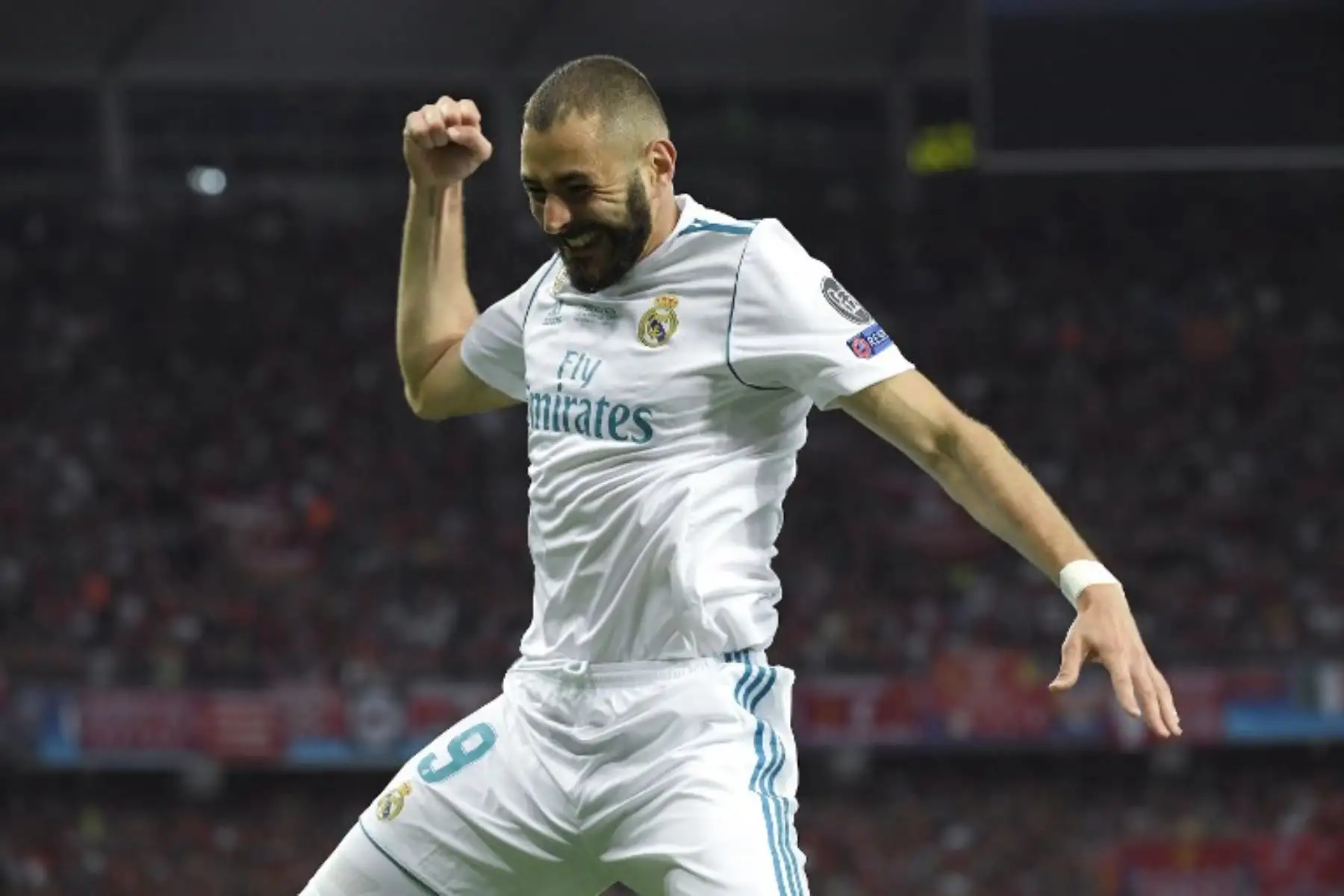 El delantero francés del Real Madrid Karim Benzema celebra después de anotar el gol de apertura durante el partido de fútbol final de la UEFA Champions League.Foto:AFP