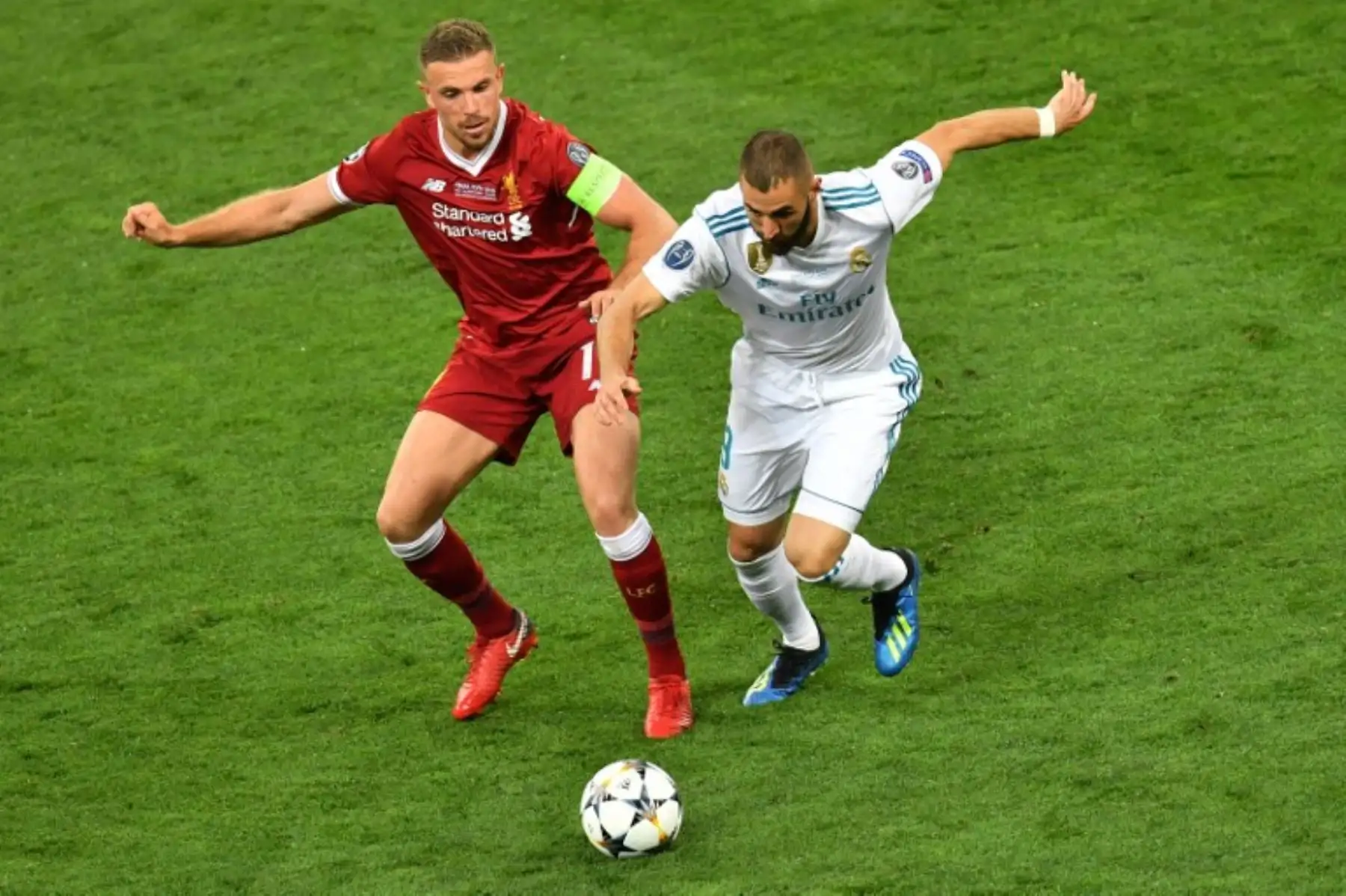 El delantero francés del Real Madrid Karim Benzema y el centrocampista inglés Liverpool del Liverpool Jordan Henderson compiten por el balón durante el partido final de la UEFA Champions League entre el Liverpool y el Real Madrid en el Estadio Olímpico de Kiev.Foto:AFP