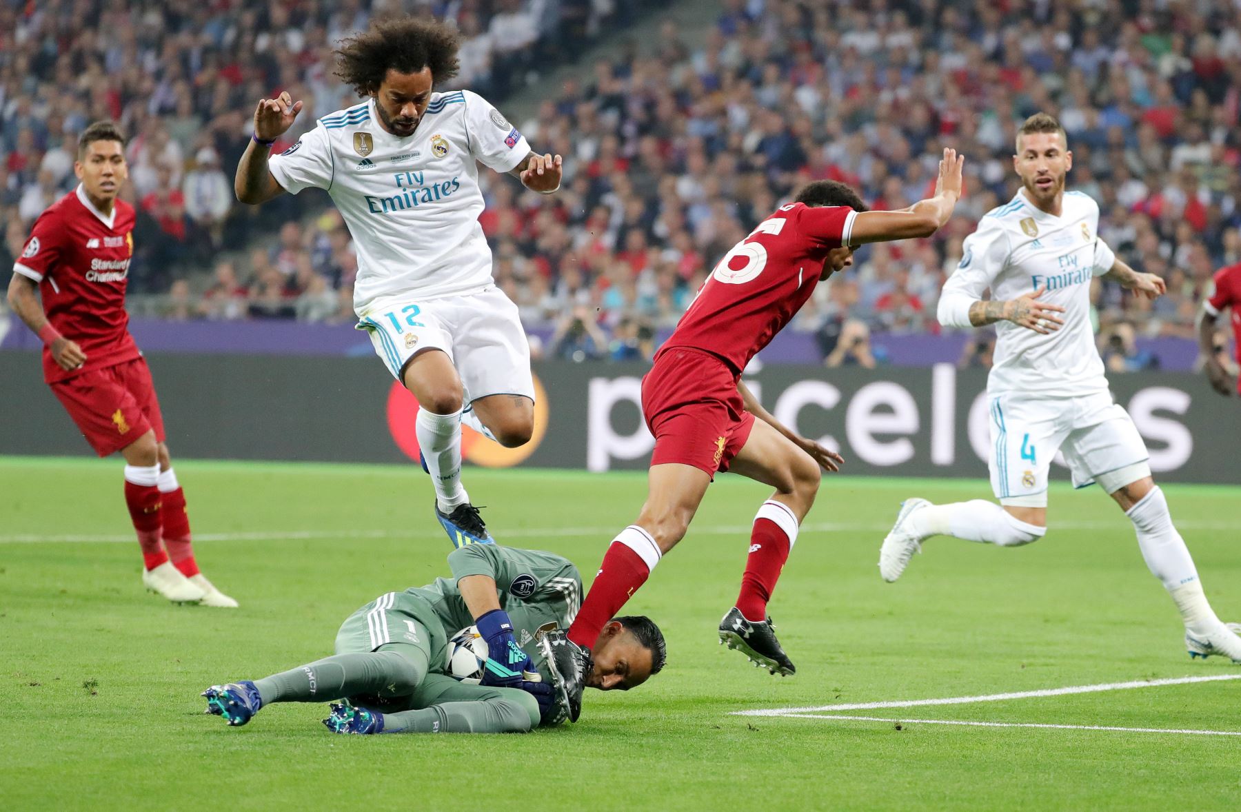 El portero Keylor Navas toma el balón frente al compañero del Real Madrid Marcelo y Trent Alexander-Arnold del Liverpool antes de la final de la UEFA Champions League.Foto:AFP