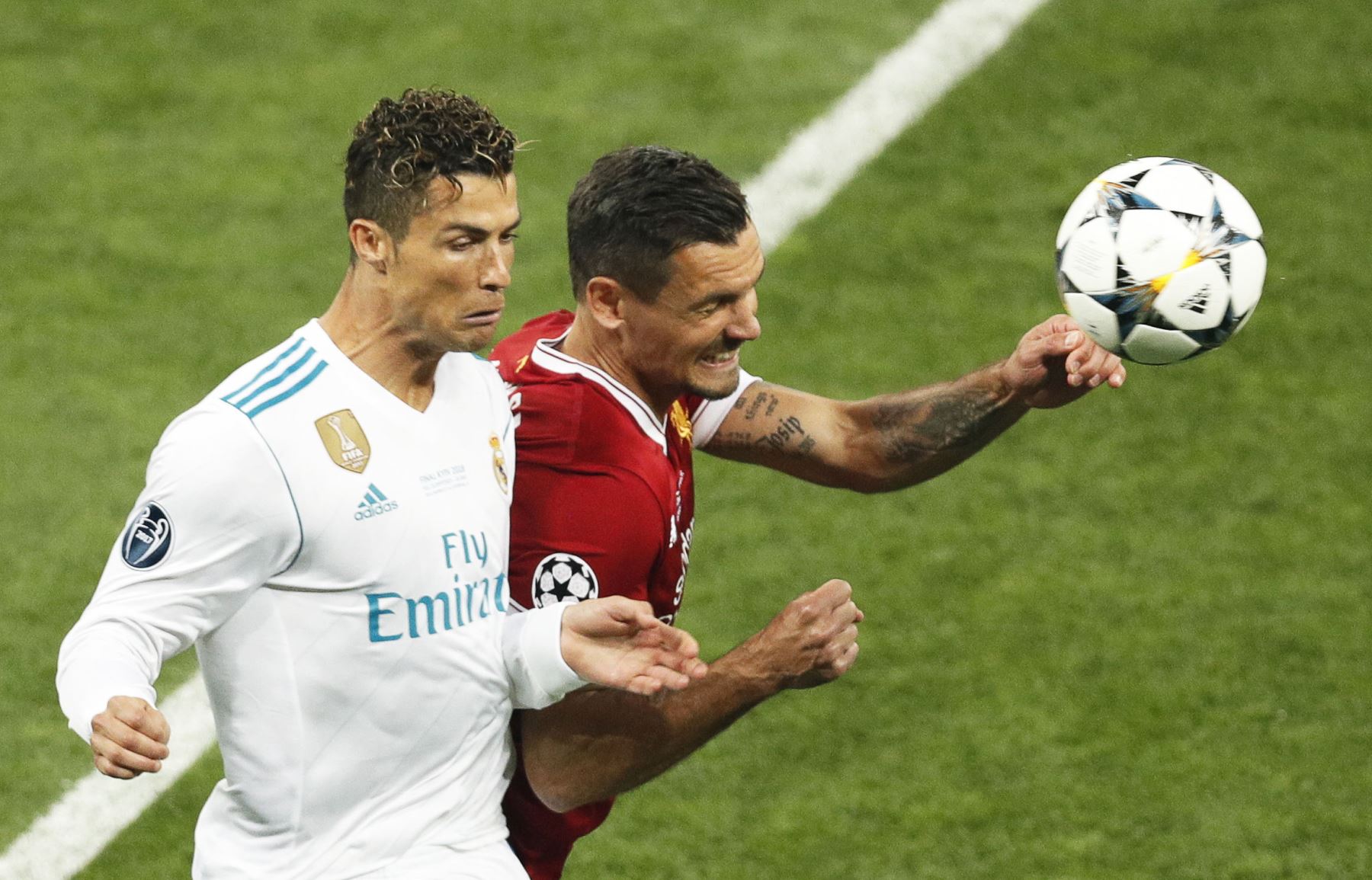 Real Madrid Cristiano Ronaldo en acción contra Dejan Lovren del Liverpool durante la final de la UEFA Champions League entre Real Madrid y Liverpool FC.Foto:AFP