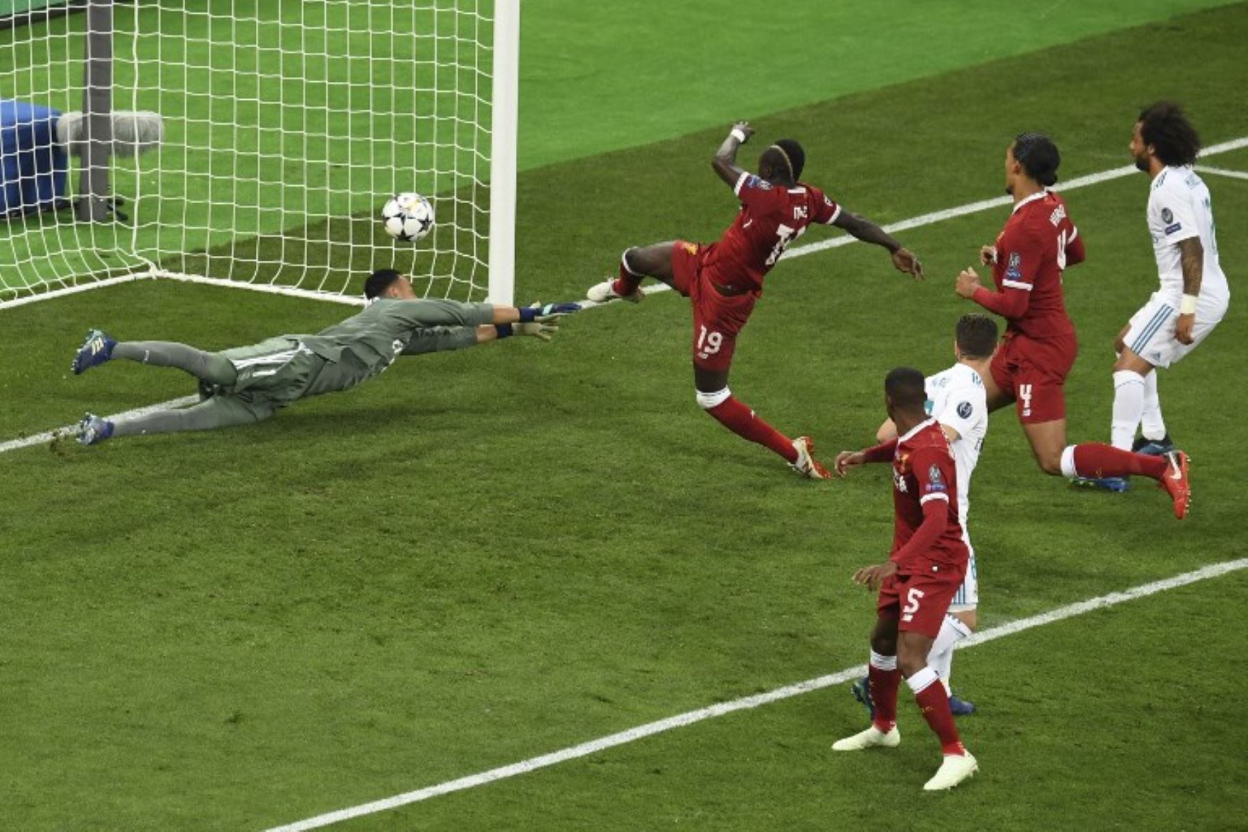 El mediocampista senegalés del Liverpool Sadio Mane marca el 1-1 ante el portero costarricense del Real Madrid Keylor Navas ,durante el partido de fútbol final de la UEFA Champions League.Foto:AFP