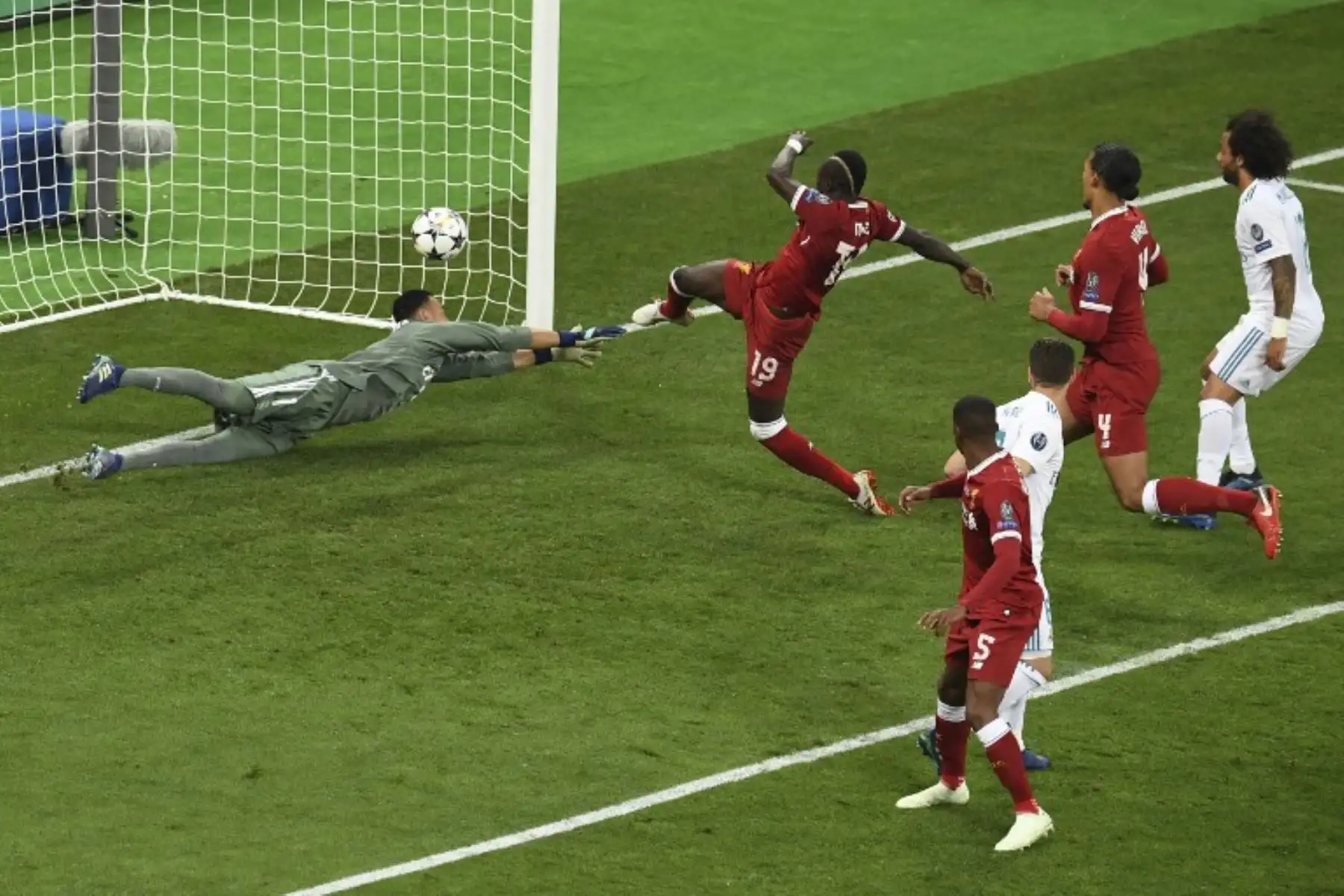 El mediocampista senegalés del Liverpool Sadio Mane marca el 1-1 ante el portero costarricense del Real Madrid Keylor Navas ,durante el partido de fútbol final de la UEFA Champions League.Foto:AFP