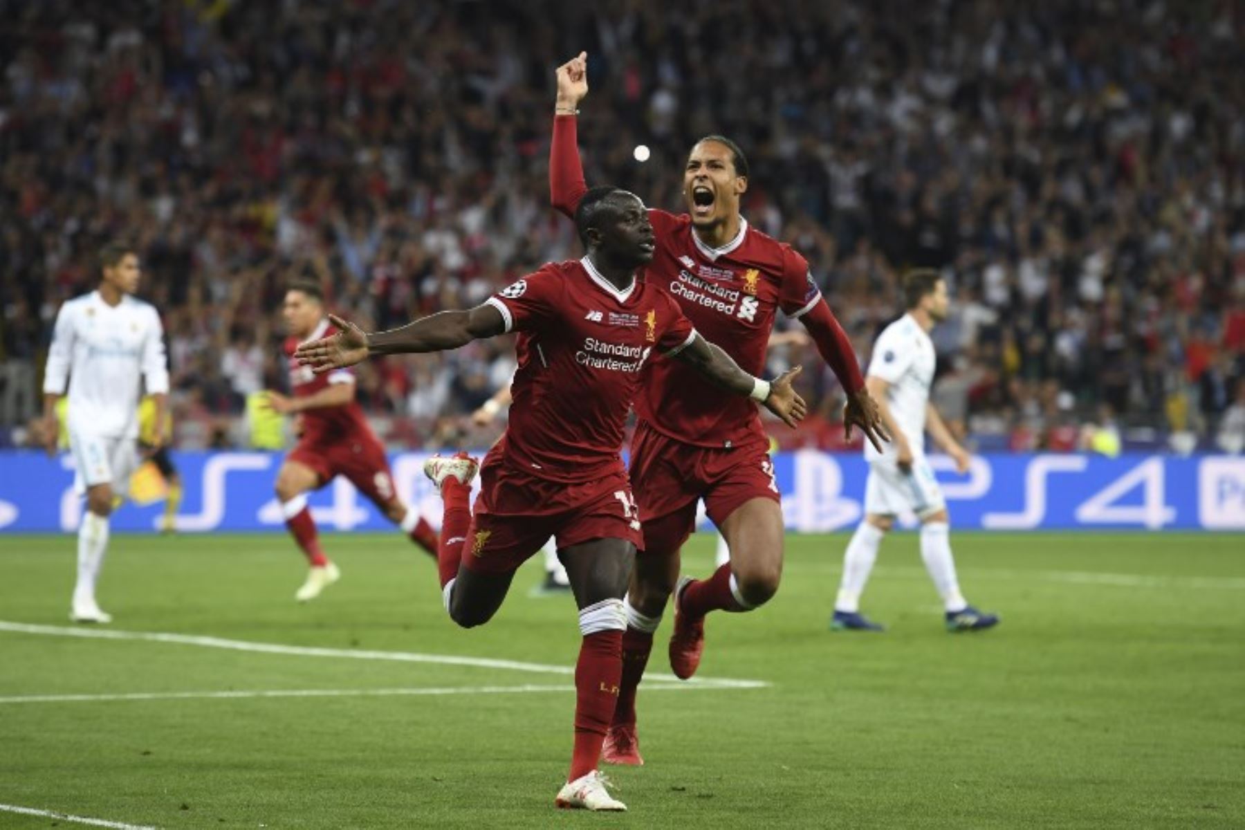 El mediocampista senegalés del Liverpool Sadio Mane celebra con el defensa holandés del Liverpool Virgil Van Dijk después de anotar su primer gol durante el partido de fútbol final de la UEFA Champions League.Foto:AFP