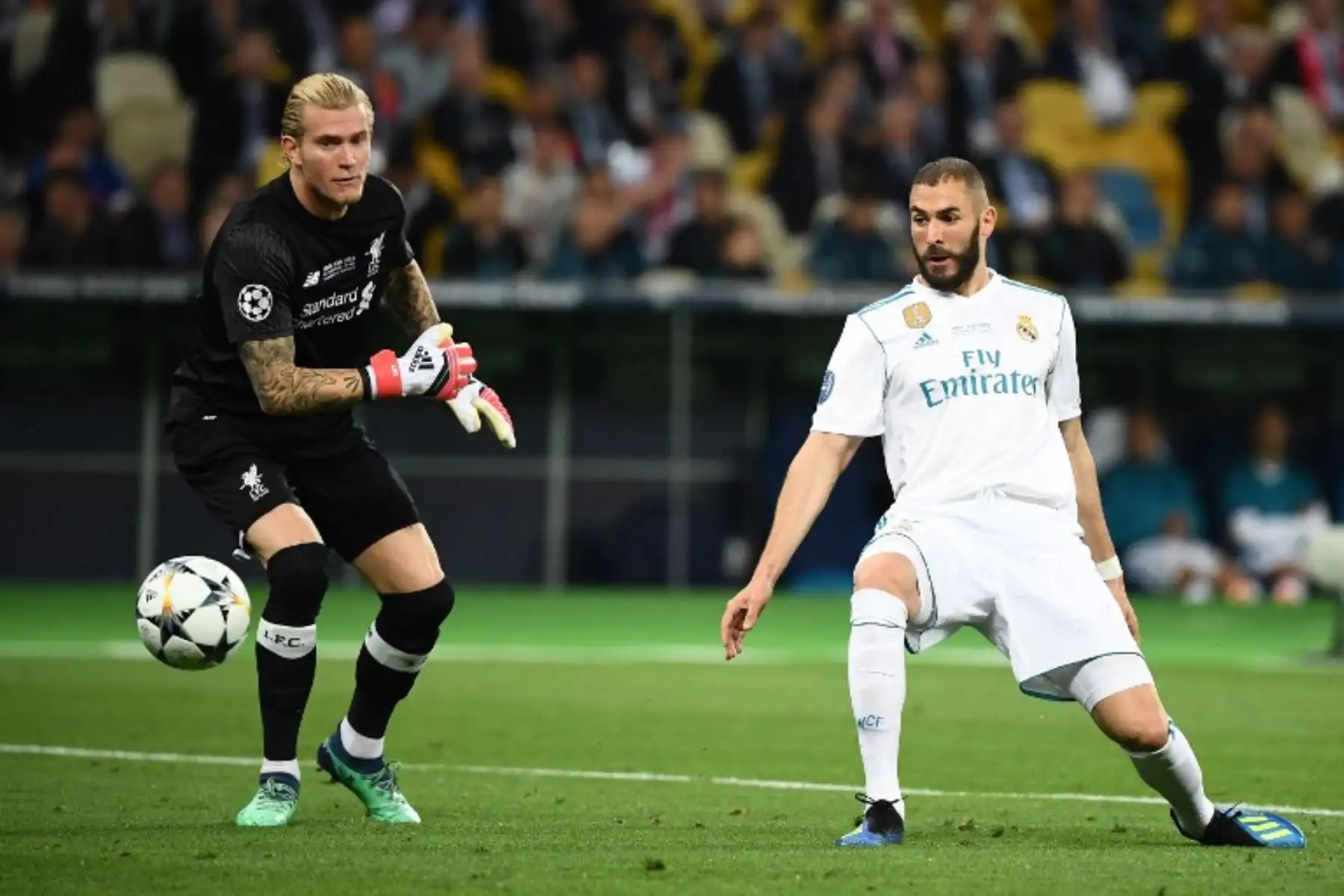 El delantero francés del Real Madrid Karim Benzema marca un gol más allá del portero alemán del Liverpool Loris Karius, durante el partido de fútbol final de la UEFA Champions League.Foto:AFP