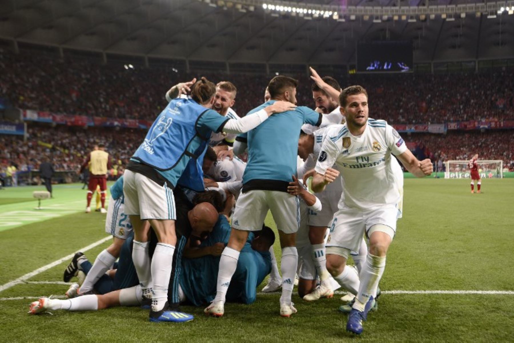 Los jugadores del Real Madrid celebran después de que el delantero francés del Real Madrid Karim Benzema anotó un gol durante el partido de fútbol final de la UEFA Champions League entre el Liverpool y el Real Madrid.Foto:AFP