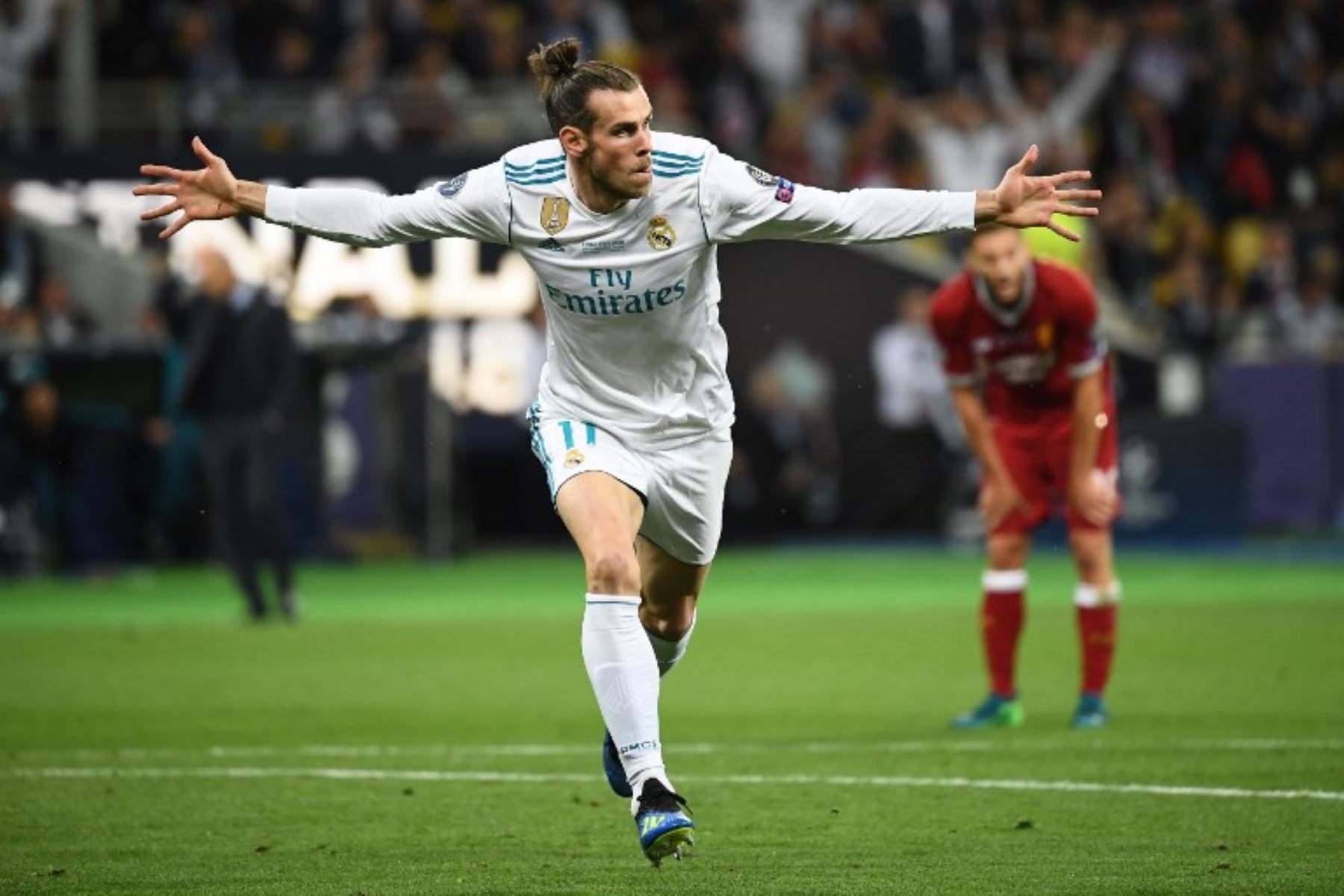 El delantero gaélico del Real Madrid Gareth Bale celebra después de anotar el segundo gol de su equipo durante el partido de fútbol final de la UEFA Champions League entre el Liverpool y el Real Madrid en el Estadio Olímpico de Kiev.Foto:AFP