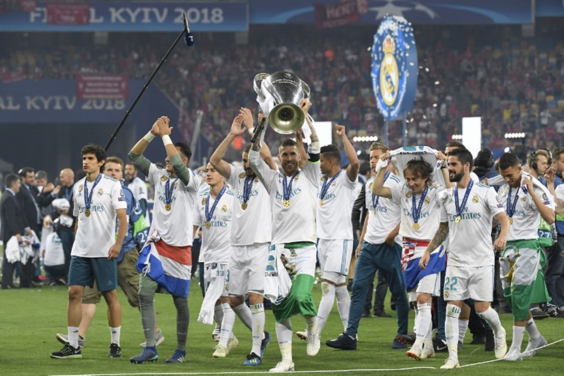 El defensa español del Real Madrid Sergio Ramos (C) levanta el trofeo después de ganar el partido final de la UEFA. Foto: AFP