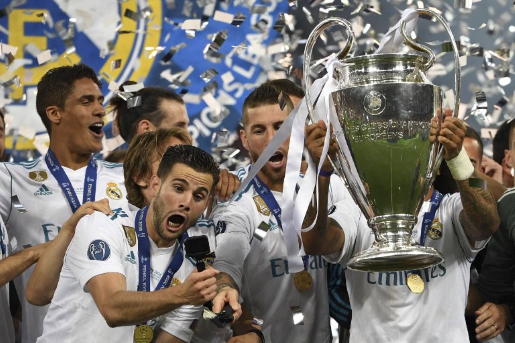 El defensor español del Real Madrid, Nacho Fernández, dirige el selfie stick mientras los jugadores del Real Madrid celebran ganar la UEFA