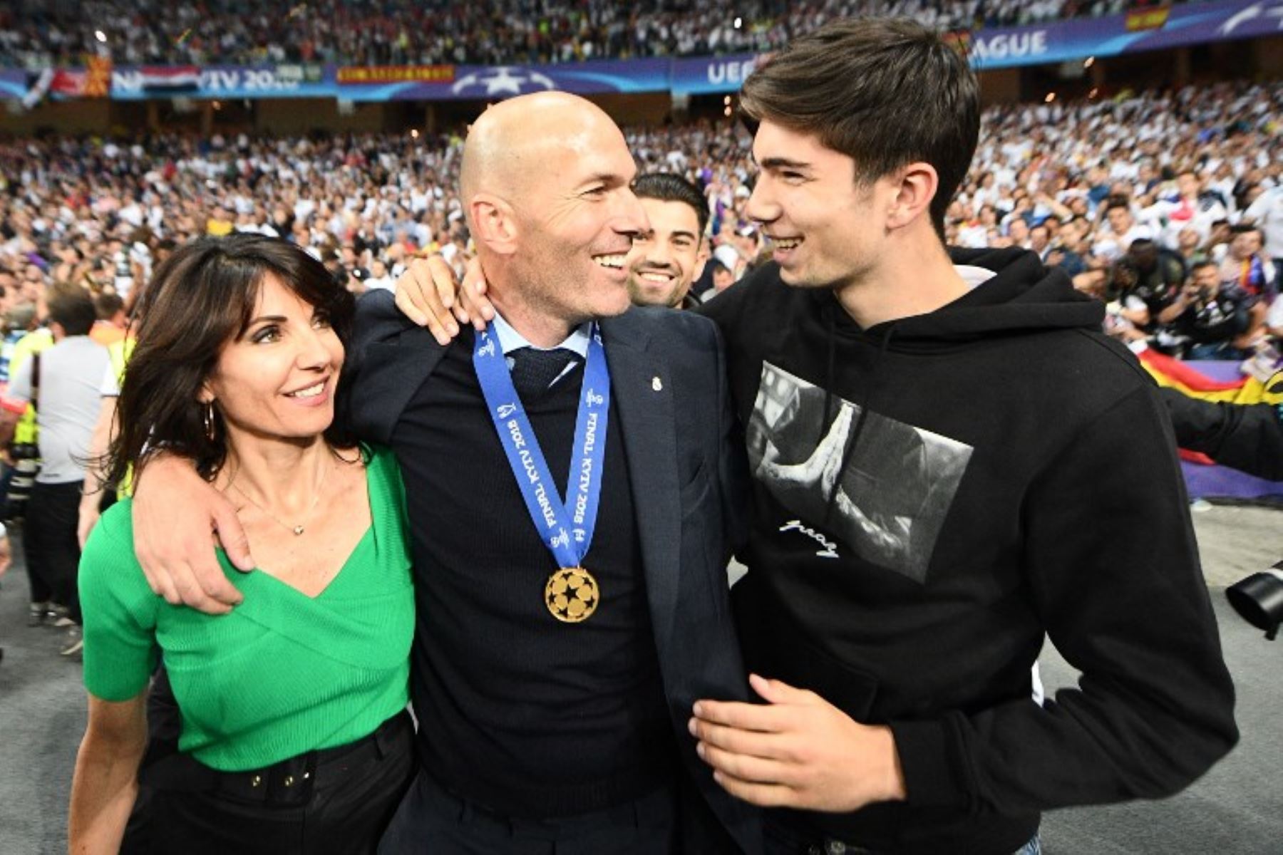 El entrenador francés del Real Madrid Zinedine Zidane (C) celebra con su esposa Veronique (L) y su hijo Theo (R) después de ganar la UEFA