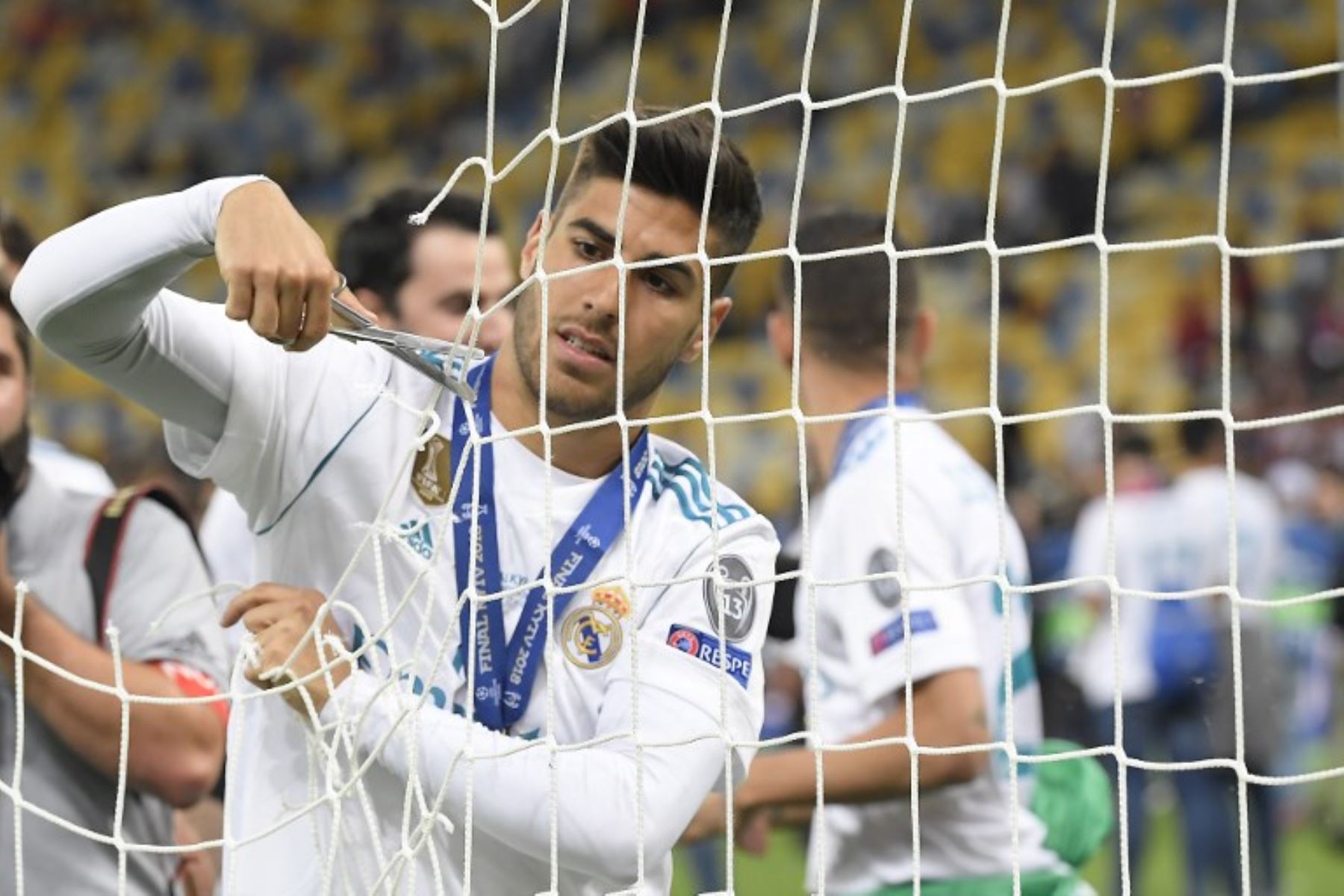 El centrocampista español del Real Madrid Marco Asensio recorta la portería después de ganar el partido de fútbol final de la UEFA