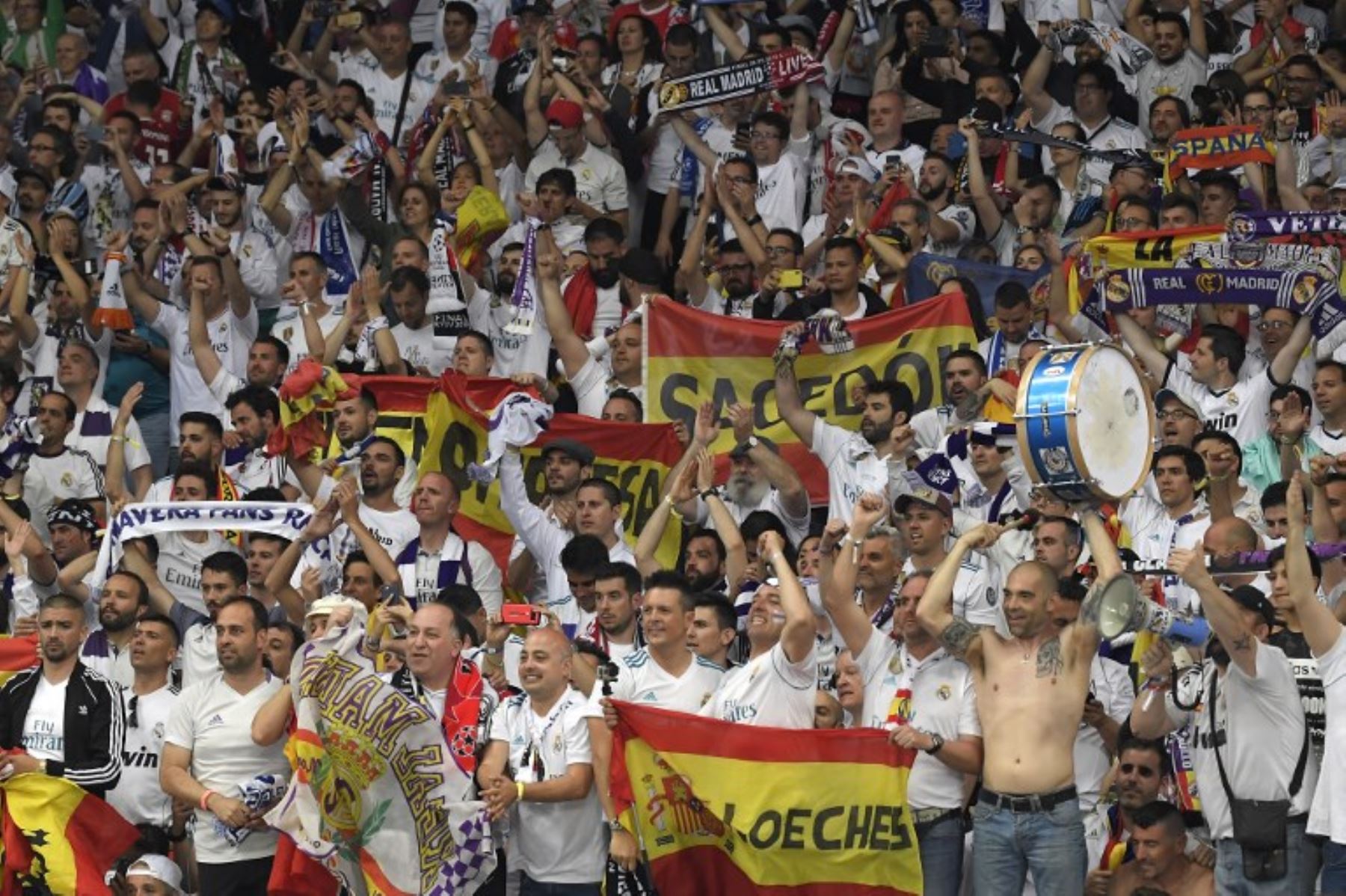 Los fanáticos del Real Madrid celebran después de ganar la UEFA