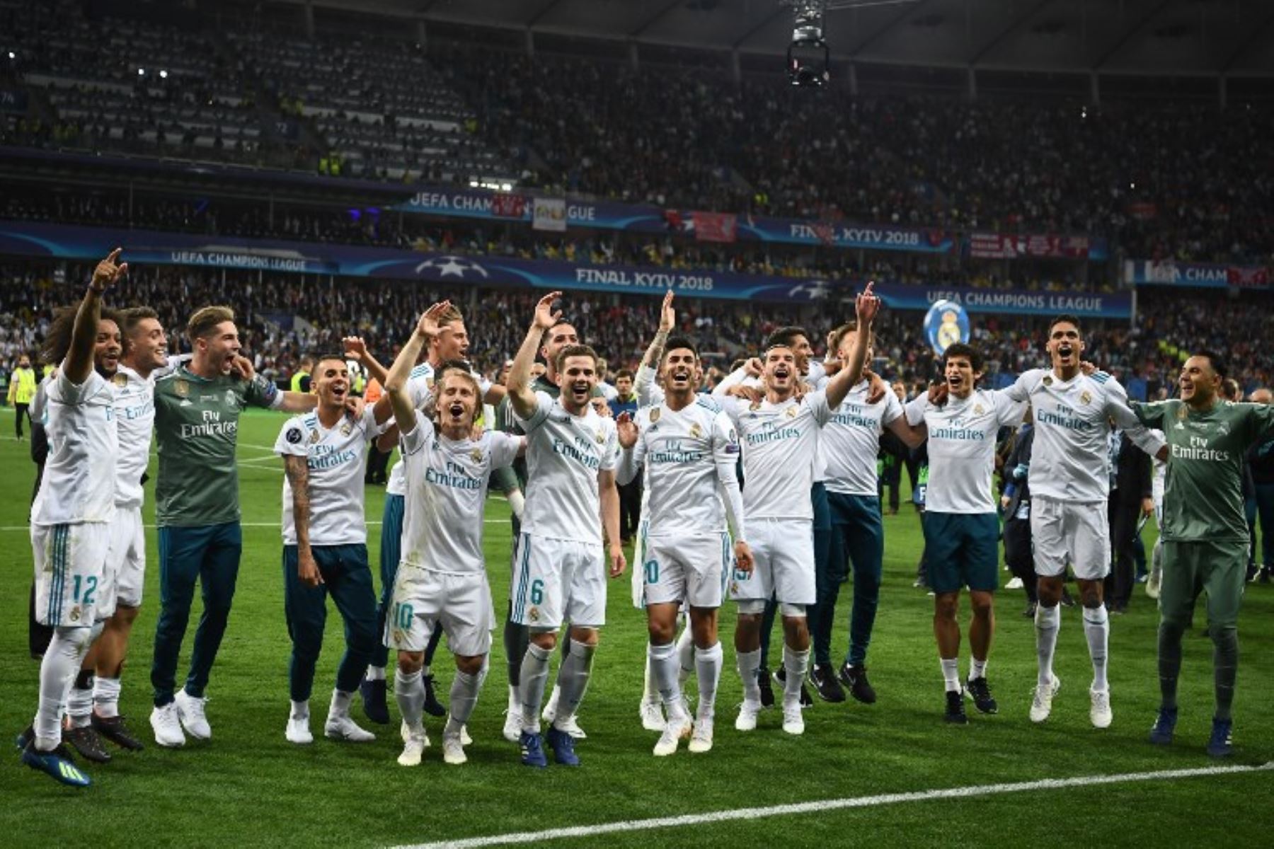 Los jugadores del Real Madrid celebran después de ganar la UEFA