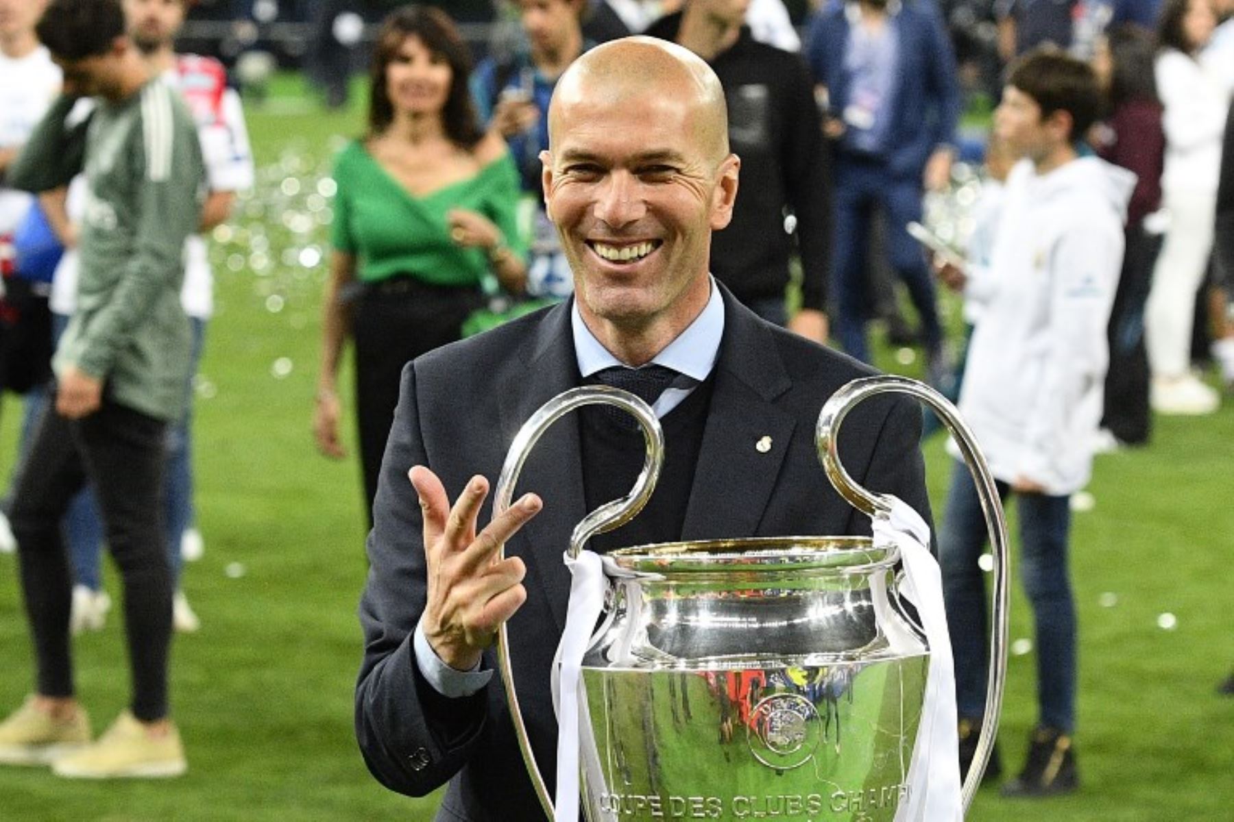 El entrenador francés del Real Madrid Zinedine Zidane posa con el trofeo después de ganar la UEFA