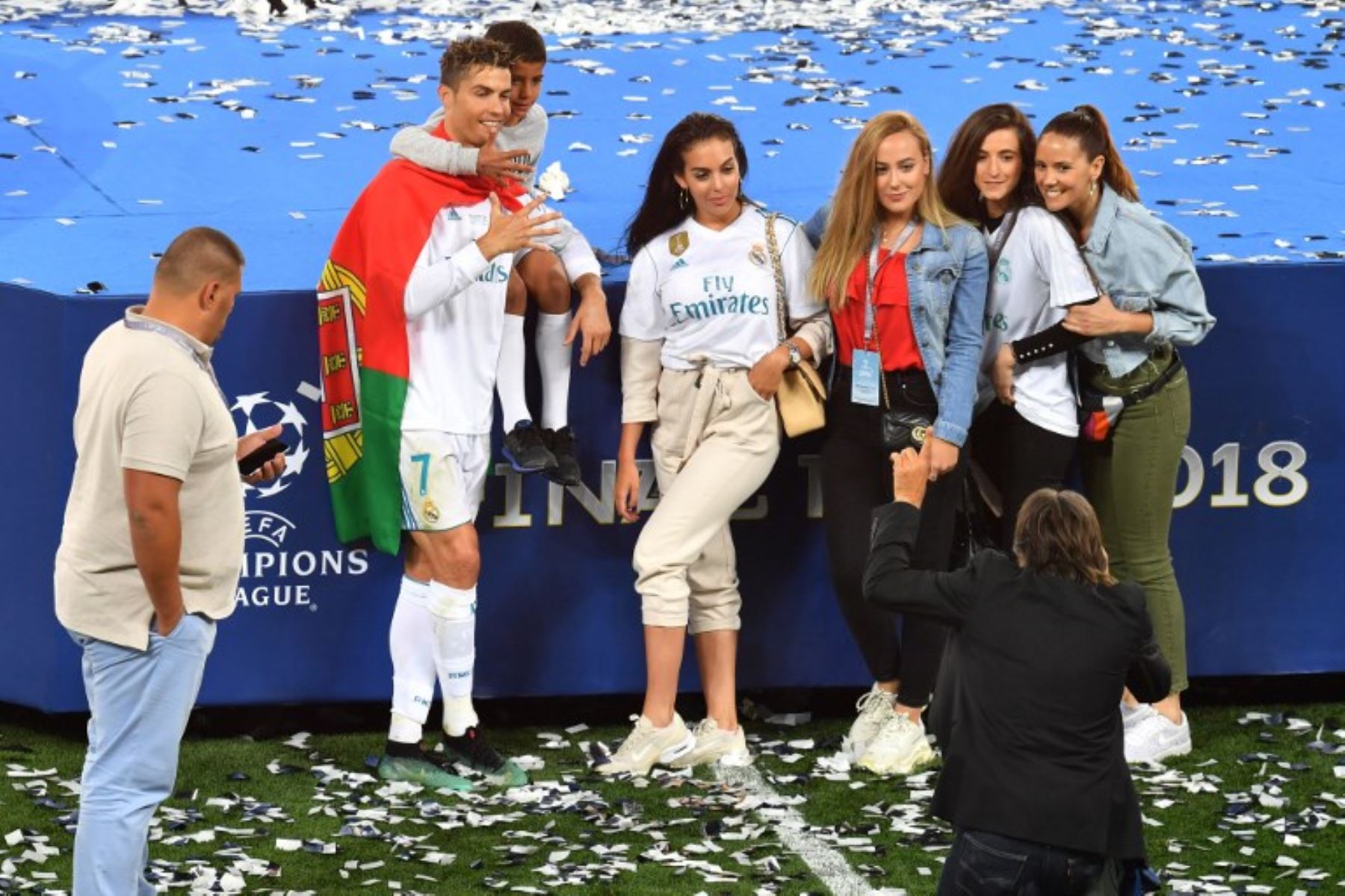 El delantero portugués del Real Madrid Cristiano Ronaldo posa con su novia Georgina Rodriguez y su hijo Cristiano Jr después de que su equipo ganara la UEFA