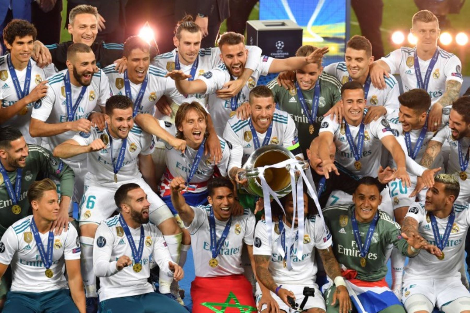 Los jugadores del Real Madrid celebran después de ganar la UEFA
