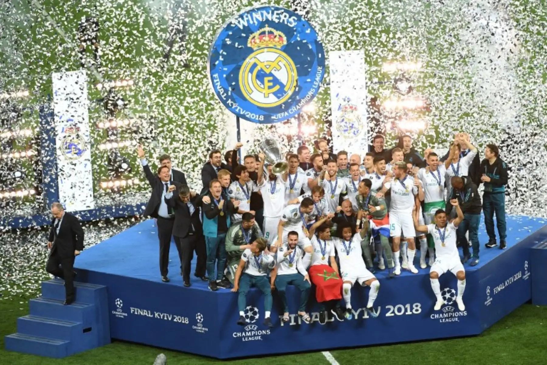 Los jugadores del Real Madrid celebran después de ganar la UEFA