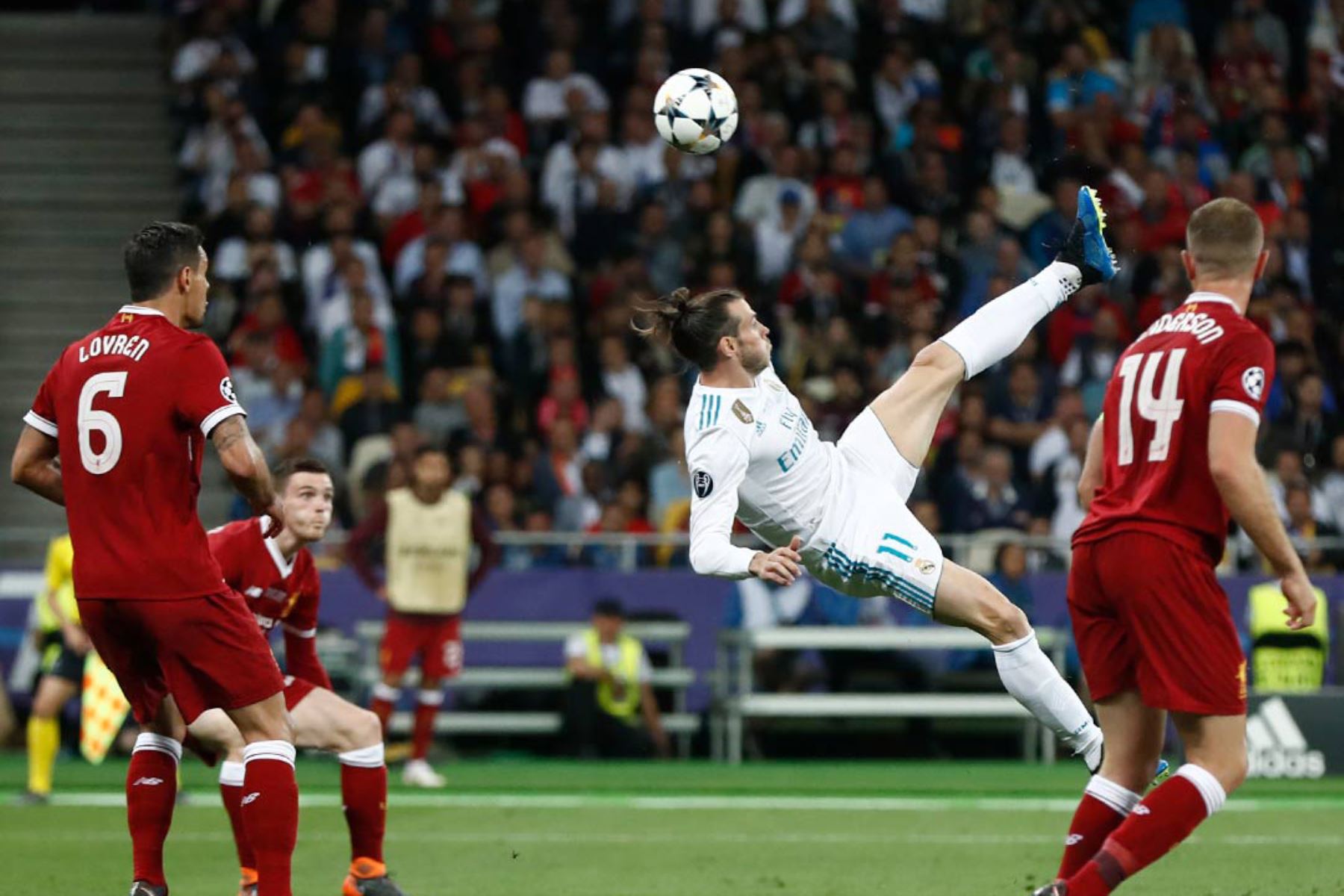 El delantero gaélico del Real Madrid Gareth Bale anota el segundo gol de su equipo durante el partido de fútbol final de la UEFA Champions League entre el Liverpool y el Real Madrid en el Estadio Olímpico de Kiev. Foto: AFP