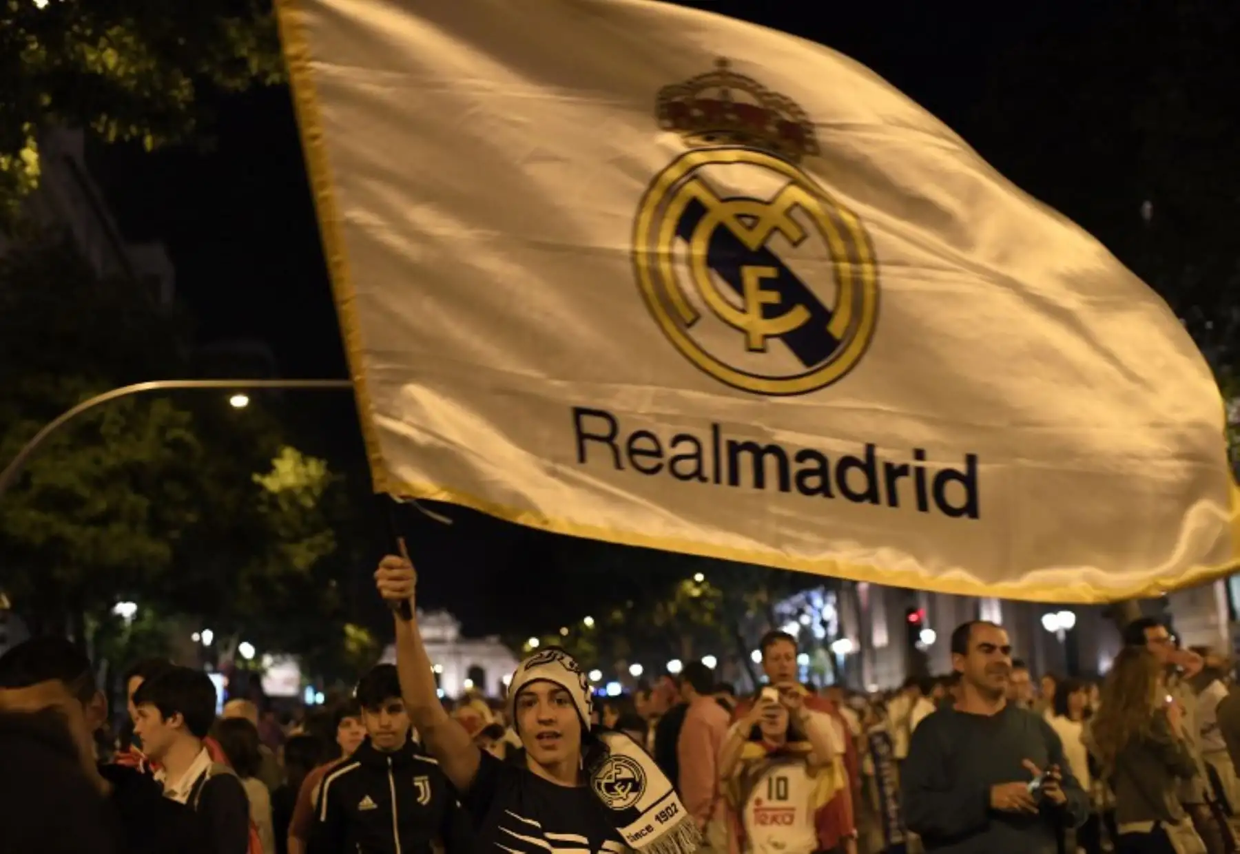 Fanáticos del Real Madrid celebran en la Plaza Cibeles en el centro de Madrid. Foto: AFP