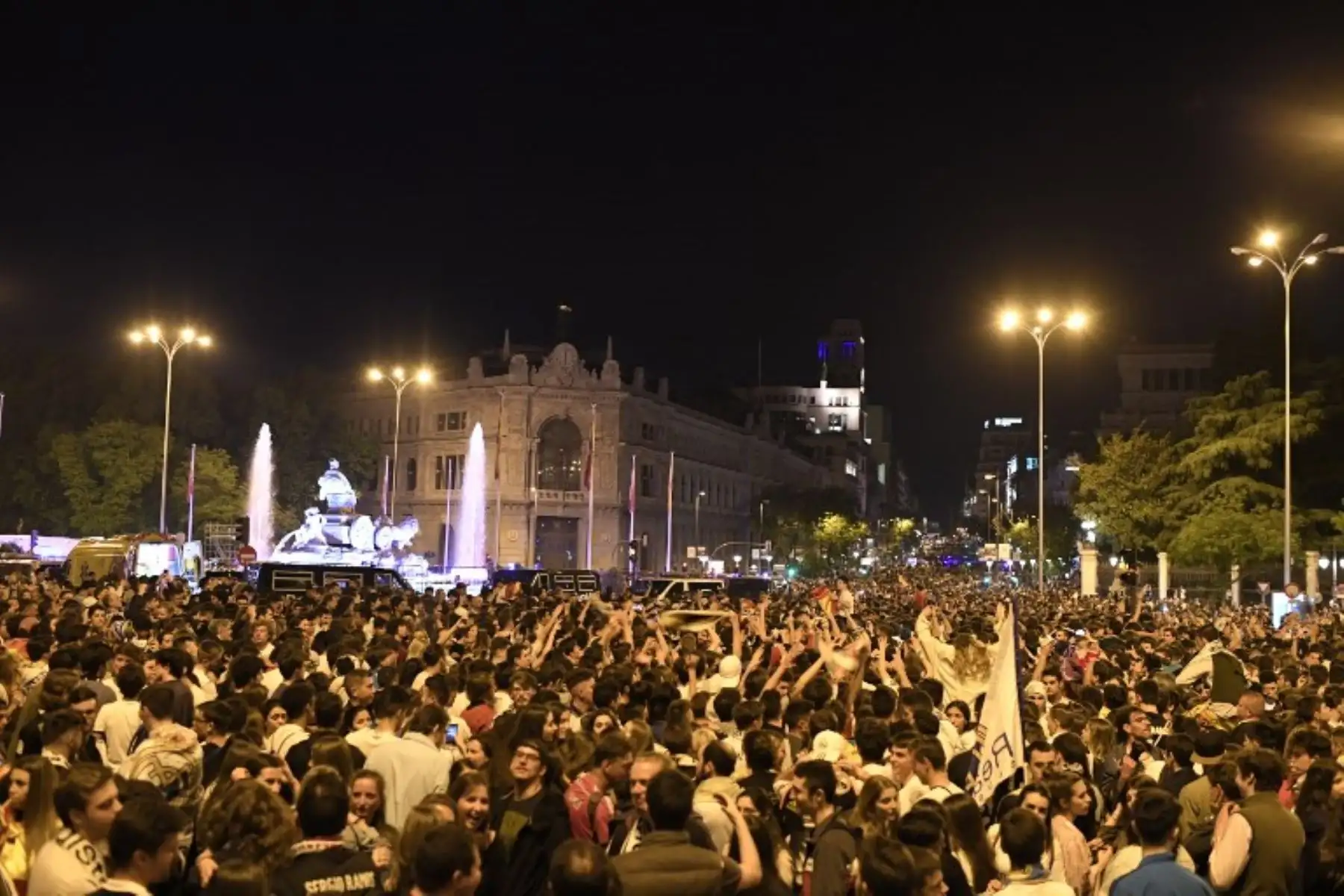 Fanáticos del Real Madrid celebran fuera del estadio Santiago Bernabeu después de que su equipo ganara el partido final de la UEFA Champions League. Foto: AFP