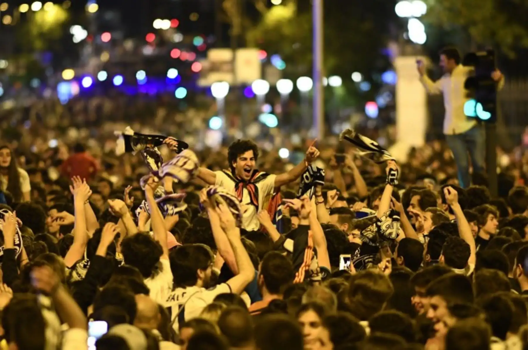 Fanáticos del Real Madrid celebran fuera del estadio Santiago Bernabeu, después que su equipo ganara el partido final de la UEFA Champions League. Foto: AFP