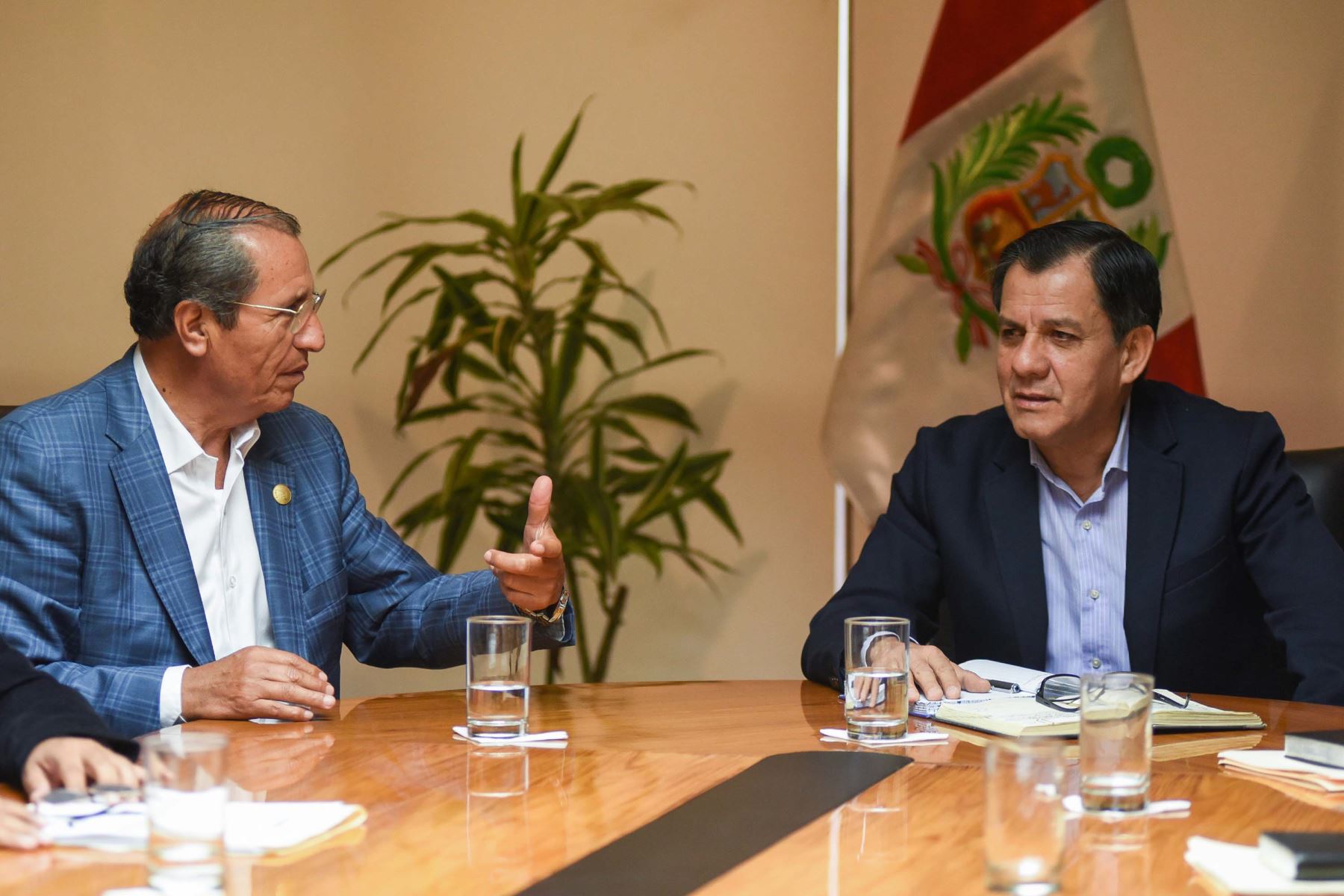Reunión del ministro del Interior, Mauro Medina, con el presidente de la Ampe, Oscar Benavides. Foto: Andina/Difusión