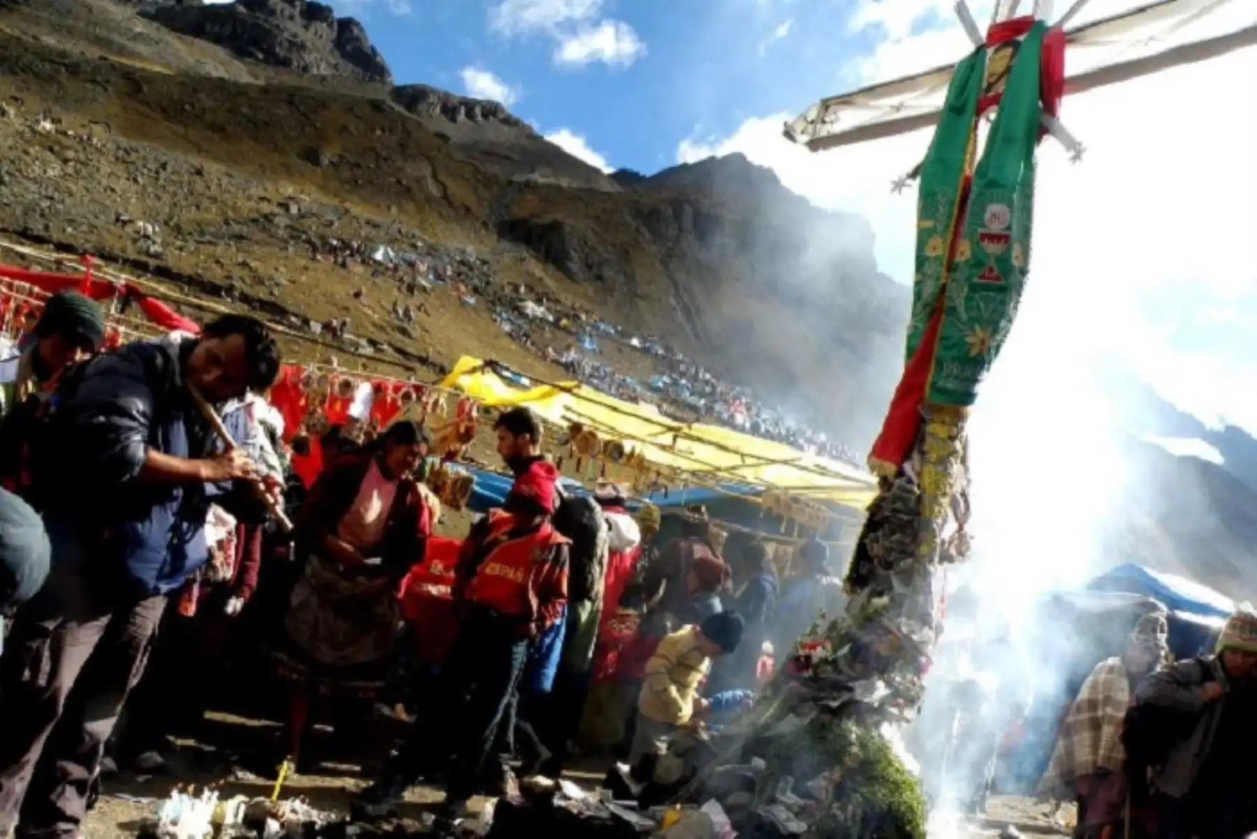 Con la multitudinaria peregrinación al santuario del Señor de Qoyllur Riti, ubicado al pie del nevado Colque Punku, a más de 4,800 metros de altitud, en la provincia de Quispicanchi; y el ingreso del Corpus Christi a la Plaza Mayor del Cusco acompañado de miles de fieles cristianos, empiezan con fuerza las fiestas jubilares en la Capital Arqueológica de América. ANDINA/Percy Hurtado Santillán