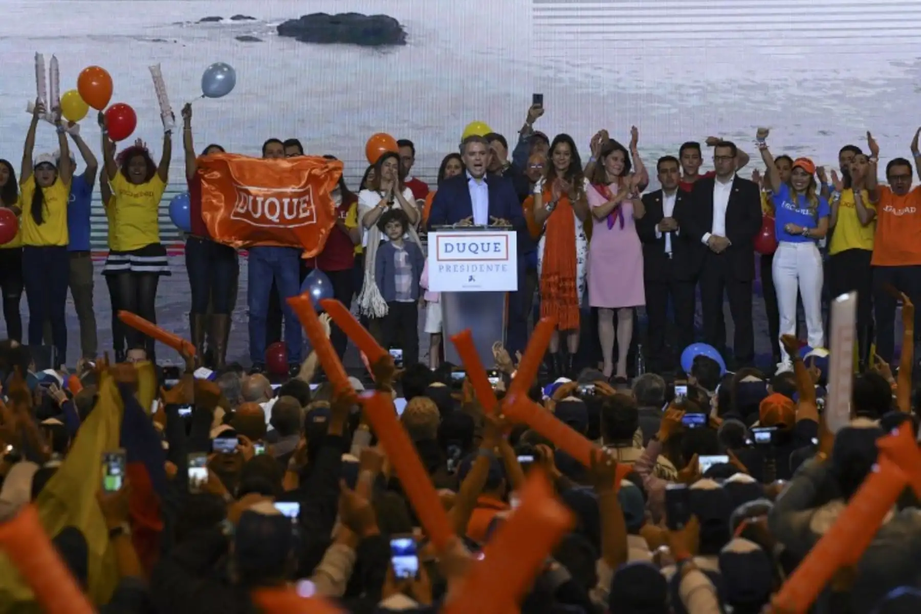 El candidato presidencial colombiano Ivan Duque , para el partido Centro Democrático, festeja con partidarios, después de ganar la primera vuelta de las elecciones presidenciales colombianas.Foto:AFP