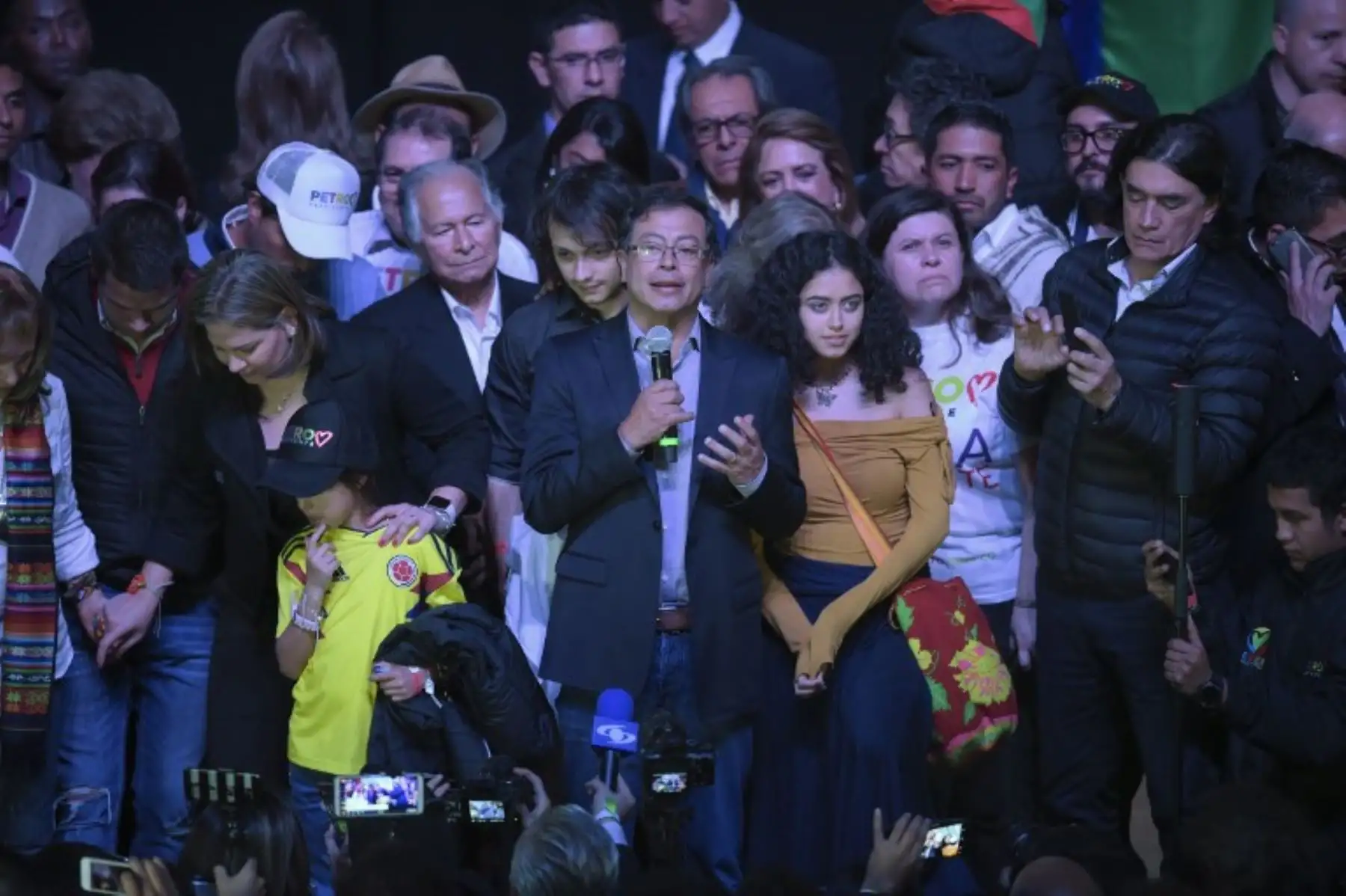 El candidato presidencial colombiano Gustavo Petro para el Partido Colombia Humana se dirige a los partidarios en Bogotá, después de obtener un segundo lugar en la primera ronda de las elecciones presidenciales colombianas.Foto.AFP