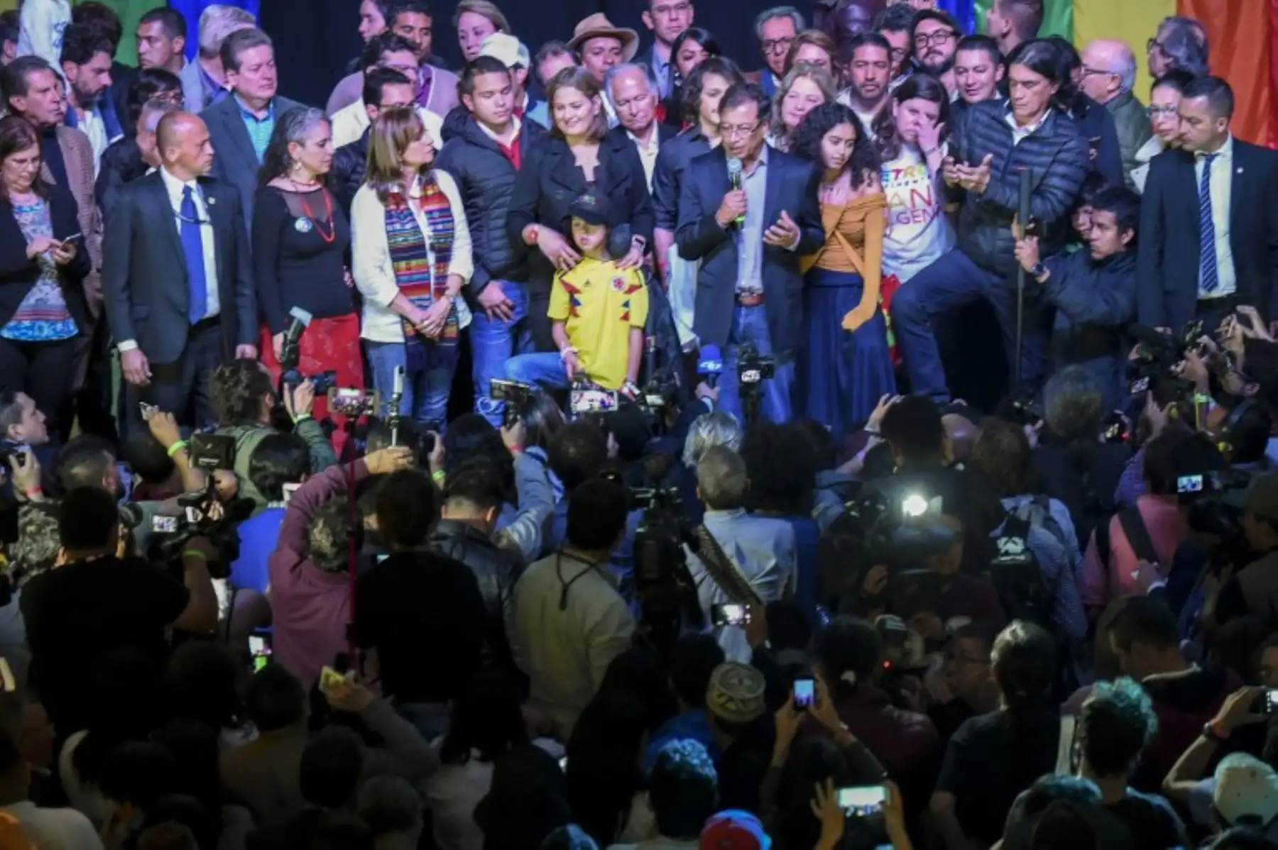 El candidato presidencial colombiano Gustavo Petro para el Partido Colombia Humana se dirige a los partidarios en Bogotá, después de obtener un segundo lugar en la primera ronda de las elecciones presidenciales colombianas.Foto.AFP
